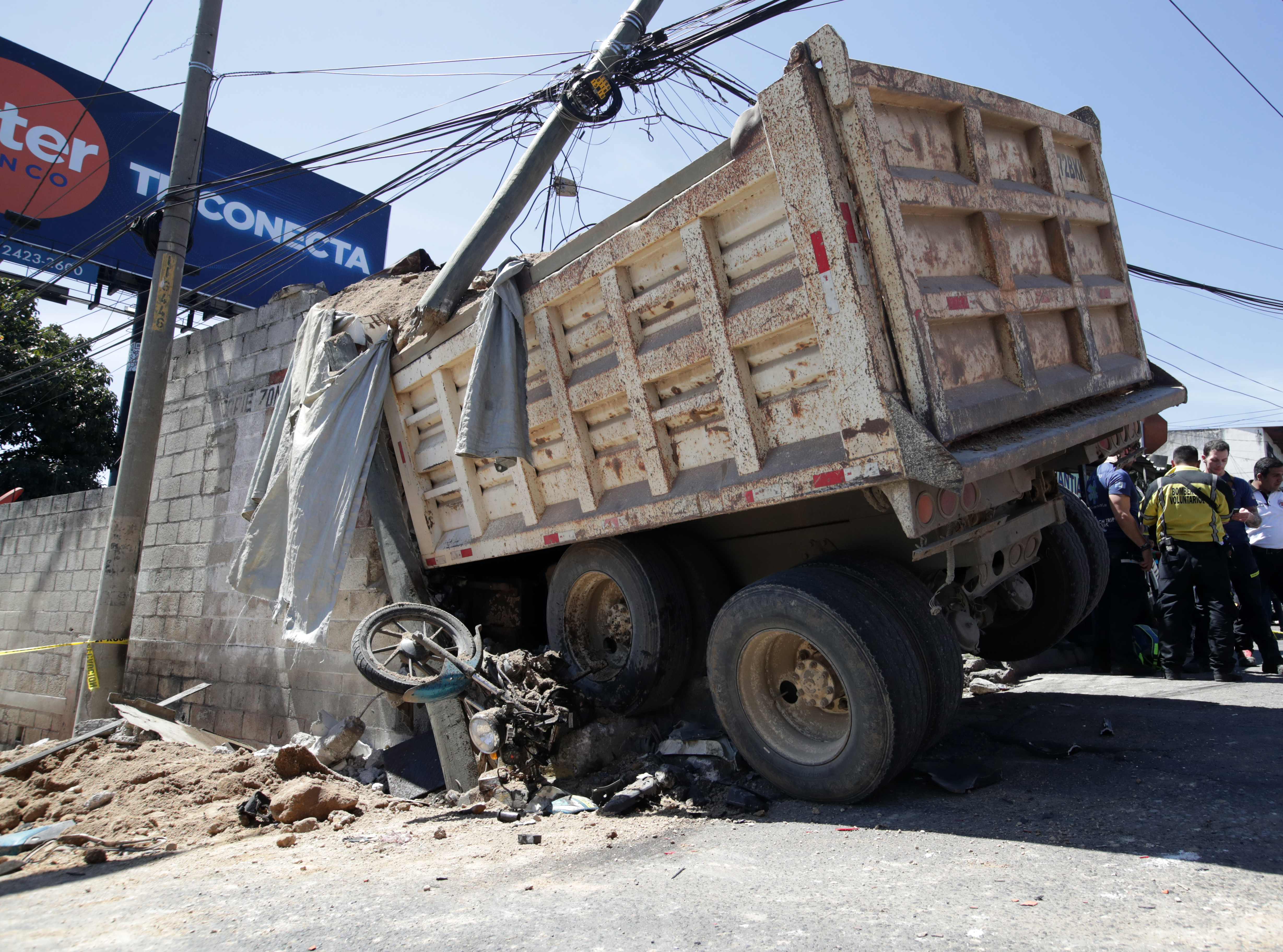 Accidente de tránsito en la avenida Hincapié, zona 13, donde un camión, dos motocicletas y un vehículo colisionaron, dejando un fallecido y varios heridos.