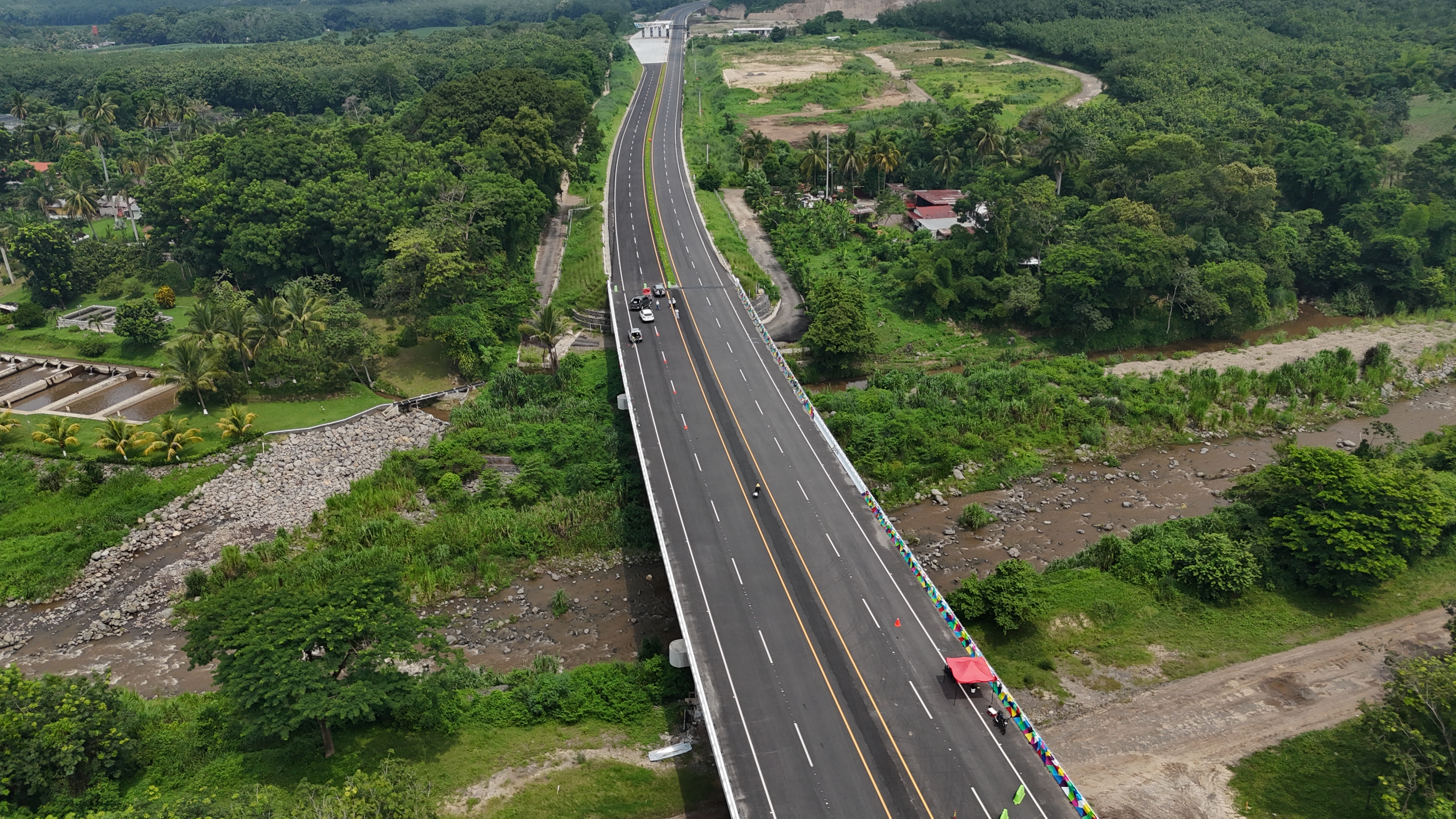 Los inversionistas locales e internacionales siguen de cerca el caso del corredor Xochi, un proyecto vial de paga que permanece interrumpido por una decisión arbitral. (Foto Prensa Libre: Hemeroteca PL)