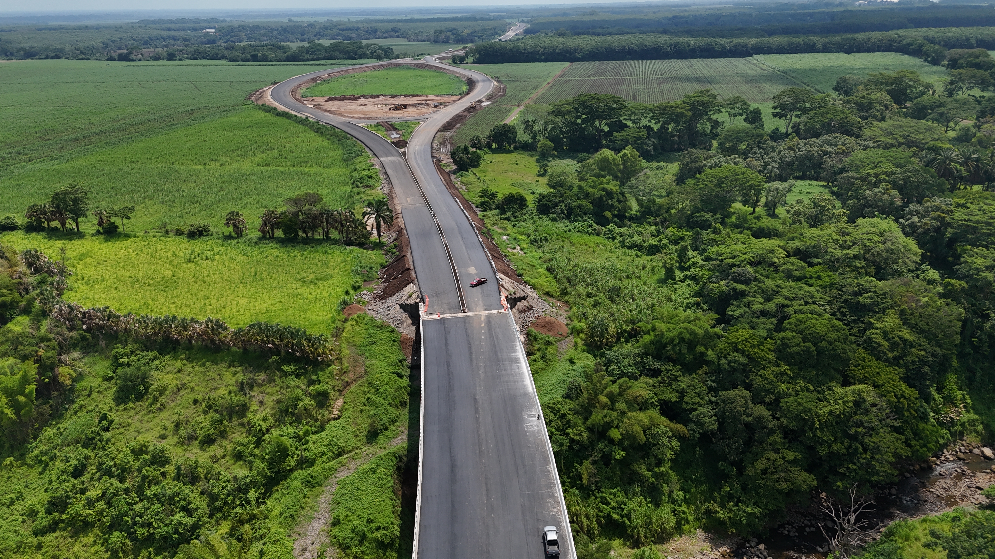 La nueva autopista privada Xochi, Corredor de las Flores, busca desfogar el tránsito en la costa sur de Guatemala y reducir los severos congestionamientos que actualmente enfrentan miles de conductores sobre la carretera CA-2 en Suchitepéquez y Retalhuleu.

En la actualidad, recorrer cerca de 30 kilómetros en esta carretera puede tomar hasta cuatro horas debido a los constantes congestionamientos y accidentes. En estos escenarios, según una publicación de Banco Interamericano de Desarrollo (BID) Invest, la velocidad promedio de circulación se reduce a entre 14 y 19 kilómetros por hora, afectando diariamente a miles de viajeros.

foto Byron Rivera 
05/06/2026