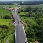 La nueva autopista privada Xochi, Corredor de las Flores, busca desfogar el tránsito en la costa sur de Guatemala y reducir los severos congestionamientos que actualmente enfrentan miles de conductores sobre la carretera CA-2 en Suchitepéquez y Retalhuleu.
En la actualidad, recorrer cerca de 30 kilómetros en esta carretera puede tomar hasta cuatro horas debido a los constantes congestionamientos y accidentes. En estos escenarios, según una publicación de Banco Interamericano de Desarrollo (BID) Invest, la velocidad promedio de circulación se reduce a entre 14 y 19 kilómetros por hora, afectando diariamente a miles de viajeros.
foto Byron Rivera
05/06/2026
