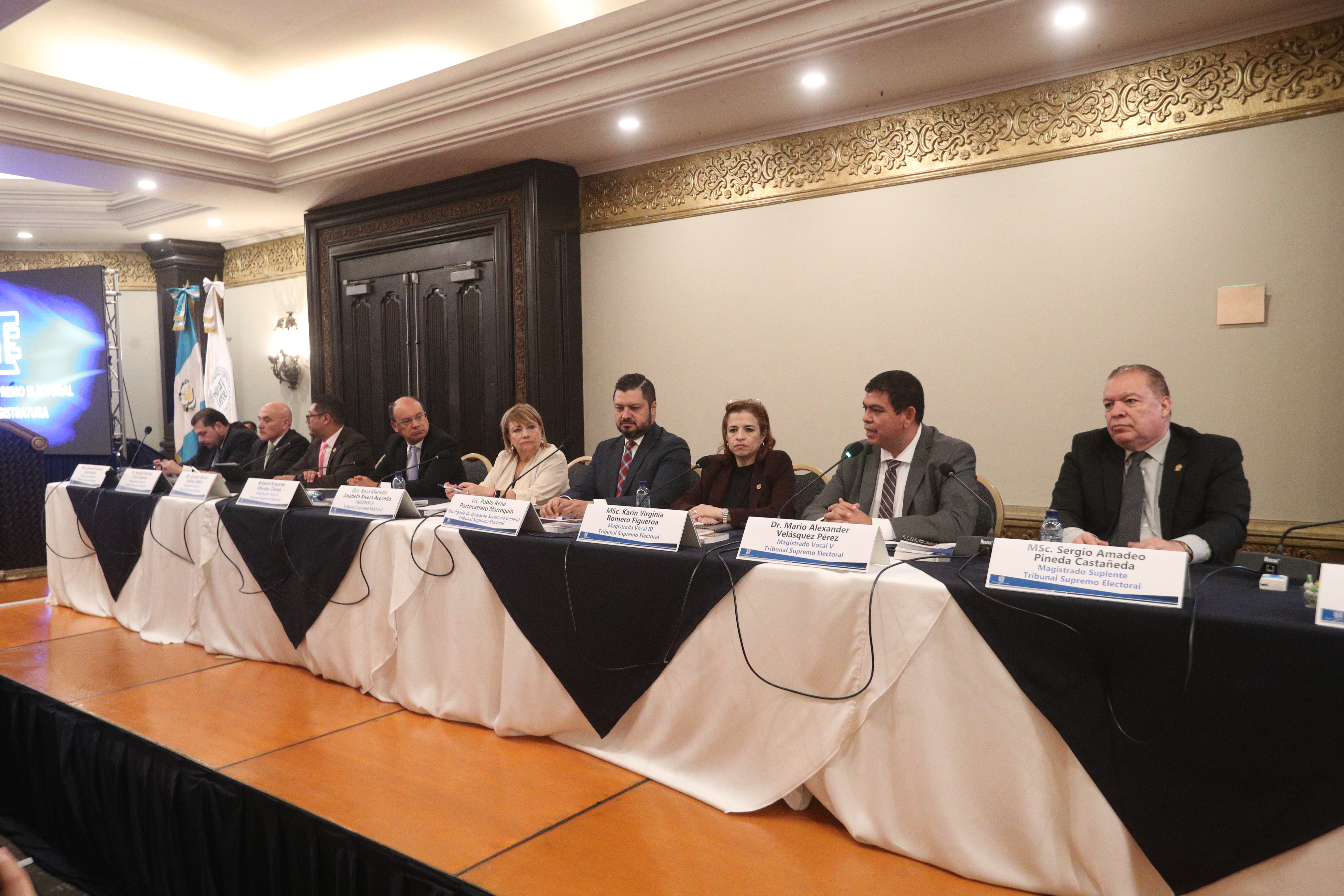 EN FOTOGRAFIA:(iz a dec) EN FOTOGRAFIA:(iz a dec)GIOVANNI SOTO, JOAQUIN FLORES, QUELVIN JIMENEZ, ROBERTO MORALES, ROSA RIVERA, PABLO PORTOCARRERO, KARIN ROMERO, MARIO VELAZQUES, SERGIO PINEDA Y FRANCISCO PUAC 

En la Reunión de Fiscales el Tribunal Supremo Electoral (TSE) tiene previsto que la primera vuelta de las Elecciones Generales de 2027 se realice el domingo 27 de junio de 2027, mientras que una eventual segunda vuelta presidencial se celebraría el 22 de agosto de 2027.

foto Byron Rivera 
25/06/2026