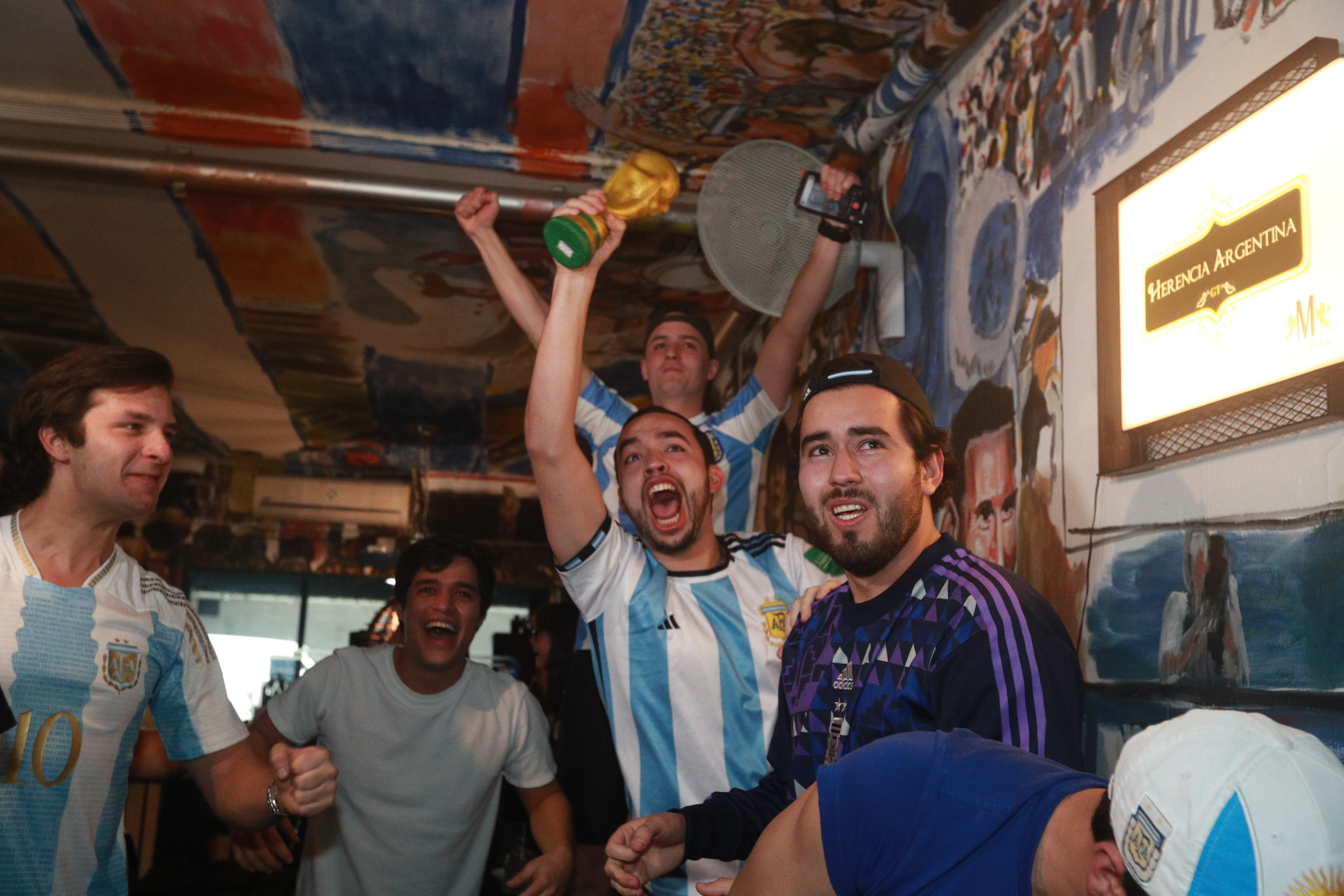 La Copa del Mundo vuelve a reunir a familias, amigos y desconocidos alrededor de una pasión capaz de romper rutinas y crear recuerdos colectivos. (Foto Prensa Libre: Hemeroteca PL) 