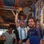 La Copa del Mundo vuelve a reunir a familias, amigos y desconocidos alrededor de una pasión capaz de romper rutinas y crear recuerdos colectivos. (Foto Prensa Libre: Hemeroteca PL)