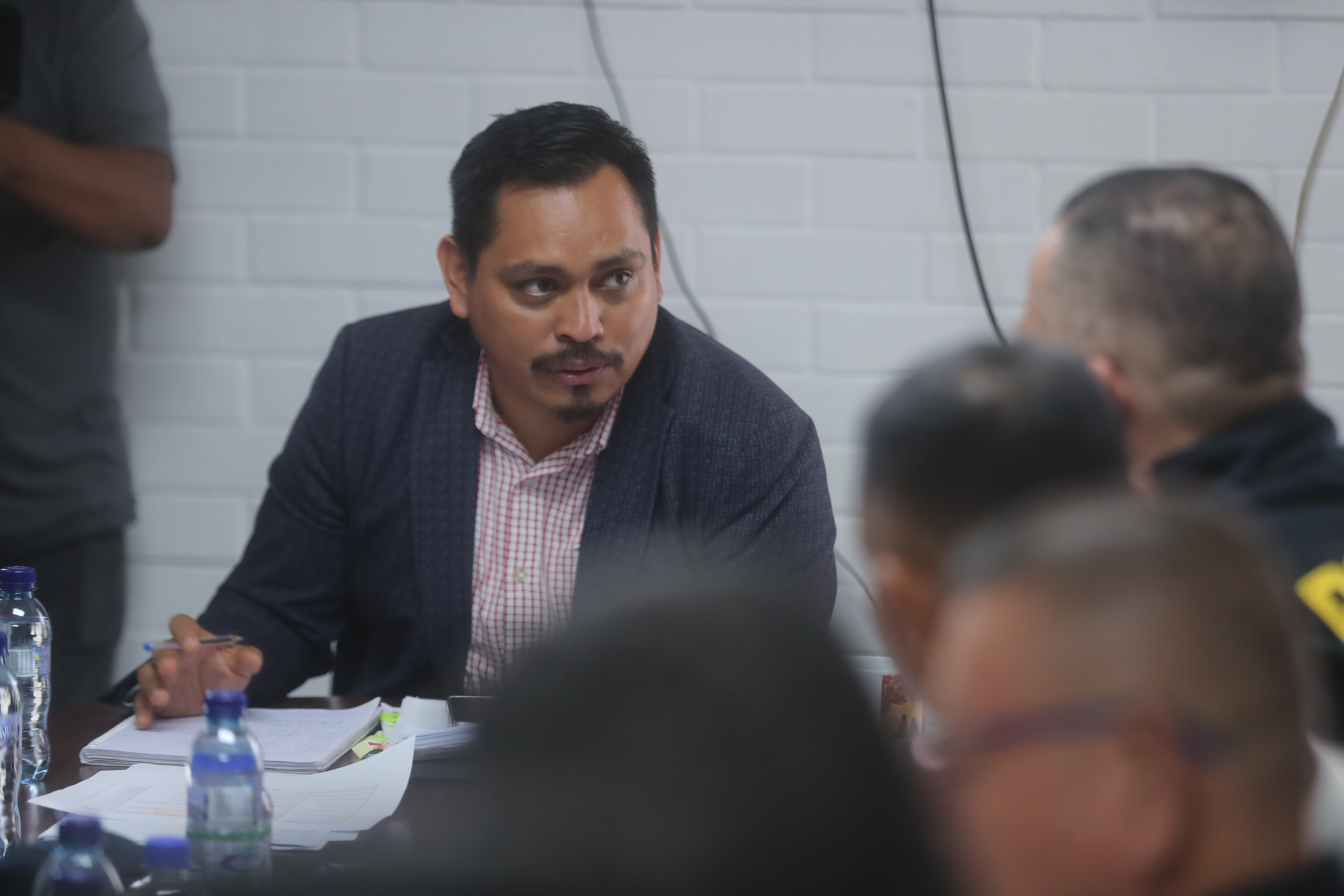 CITACIîN PNC. El diputado Jos Chic mand a citar a autoridades de la PNC, CGC y de la Comisin contra la Corrupcin para dialogar sobre el presupuesto de la alimentacin de los agentes de la PNC, el cierre de algunos comedores de la institucin de defensa civil, agentes asignados a la USAC y una compra dudosa de juegos de amueblados. En la imagen, autoridades de la PNC durante la citacin. Diputado Jos Chic.

Juan Diego Gonzlez.  080626