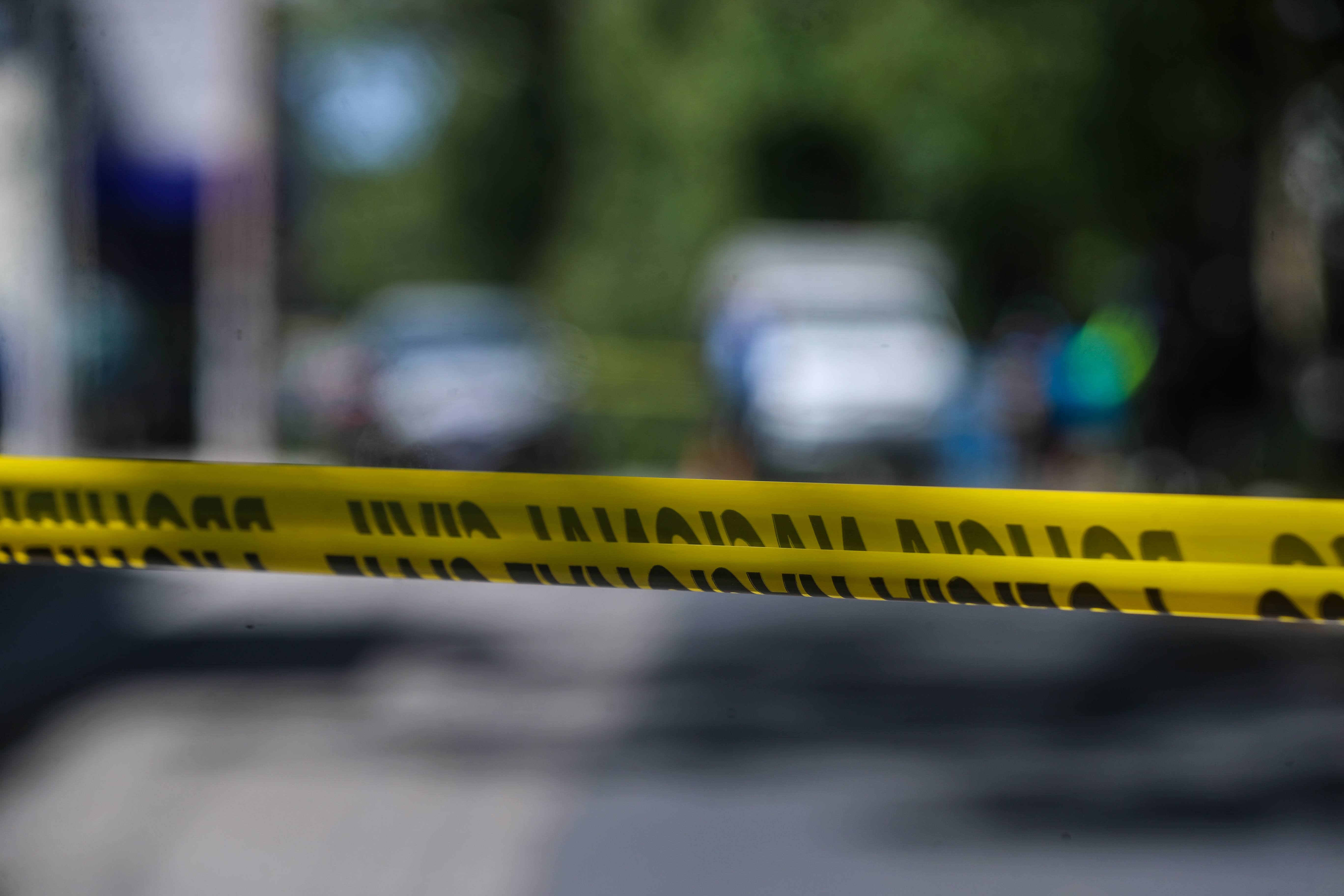 FALLECIDO MIXCO. Se report que en el Boulevard de Minerva, Mixco, haban dejado una bolsa que pareca contener restos humanos. Al llegar los bomberos municipales, se constat que era una person masculina atada de pies y manos y que ya careca de signos vitales. En la imagen, escena del crimen.

Juan Diego Gonzlez.  180626