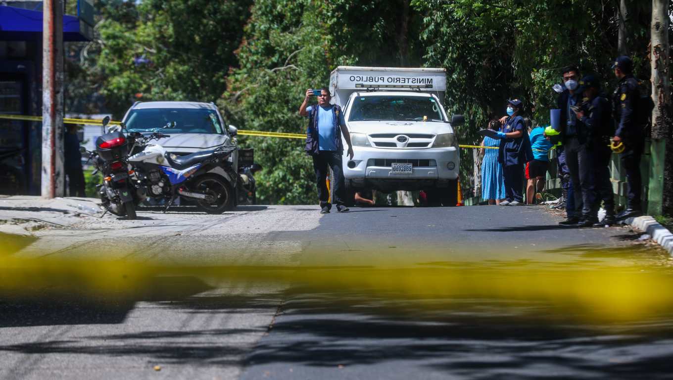 FALLECIDO MIXCO. Se report que en el Boulevard de Minerva, Mixco, haban dejado una bolsa que pareca contener restos humanos. Al llegar los bomberos municipales, se constat que era una person masculina atada de pies y manos y que ya careca de signos vitales. En la imagen, escena del crimen.
Juan Diego Gonzlez. 180626