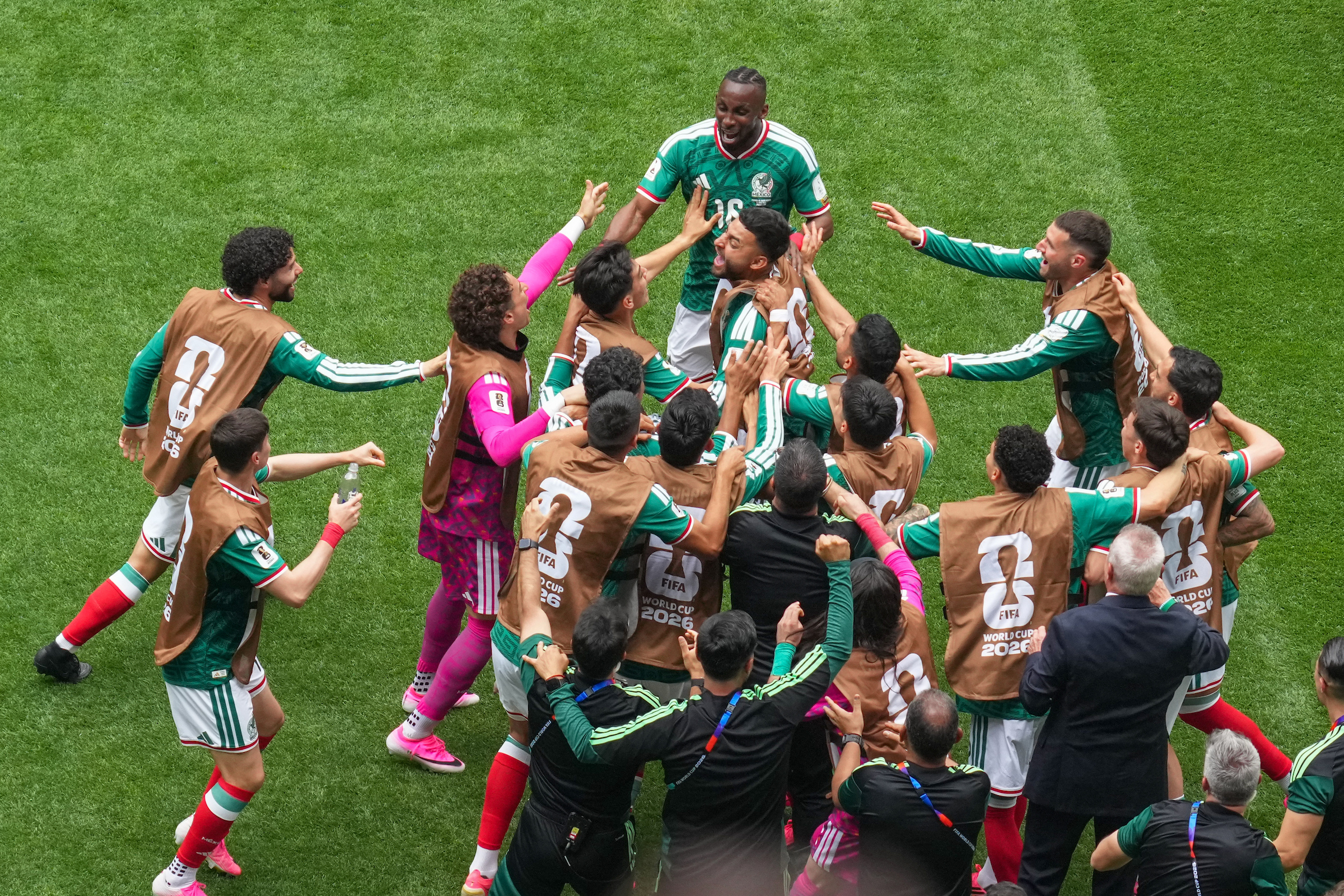 MEXICO CITY, MEXICO. June 11th: Julián Quiñones #16 of México celebrates after scoring his goal  with teammates during the opening match of the FIFA World Cup 2026 between Mexico and South Africa, held at Mexico City Stadium in Mexico City, Mexico. (PHOTO BY PRISCILA BÜTLER/STRAFFON IMAGES/MANDATORY CREDIT/EDITORIAL USE/NOT FOR SALE/NOT ARCHIVE)