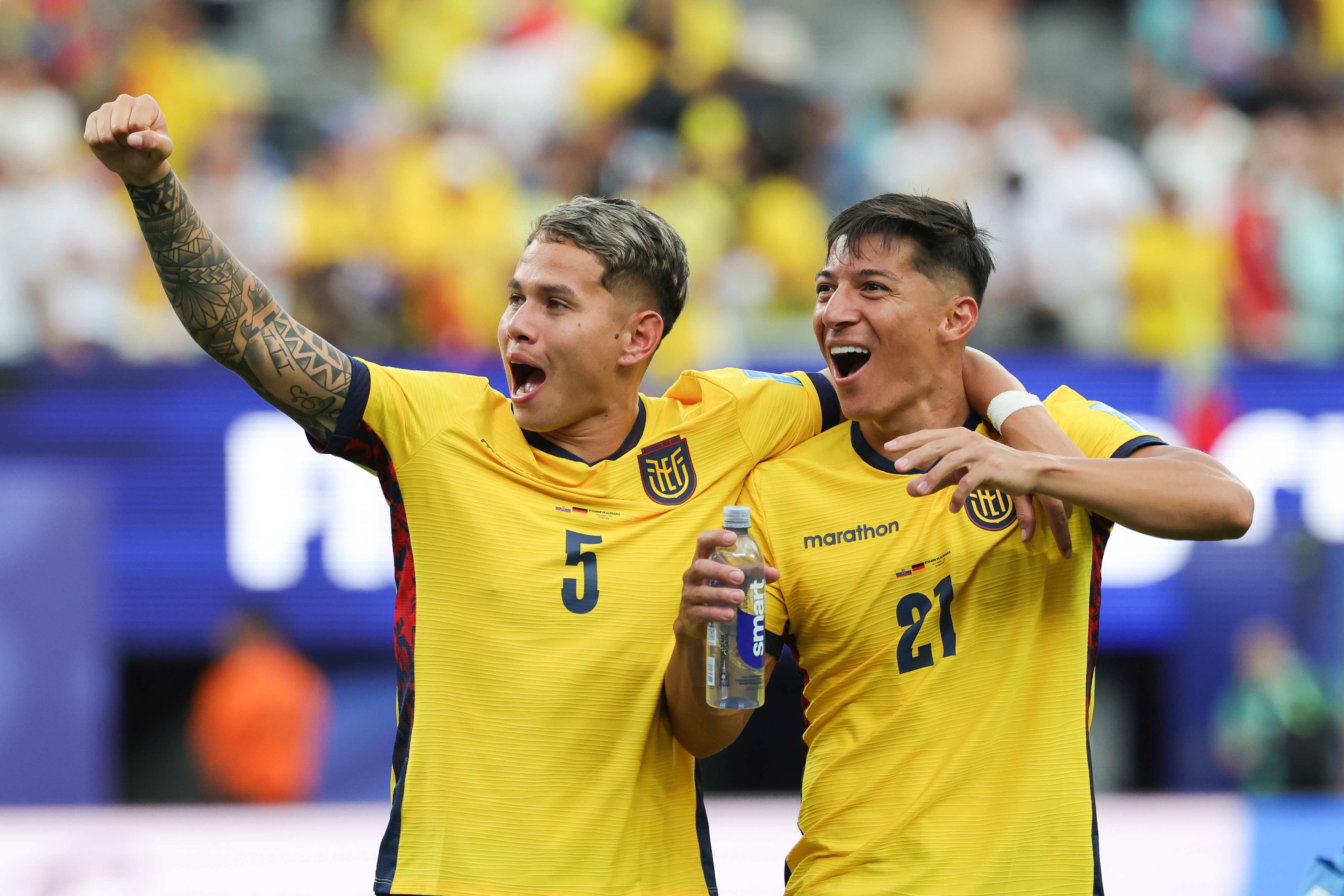 GR5043. NUEVA JERSEY (ESTADOS UNIDOS), 25/06/2026.- Jordy Alcívar (i) y Alan Franco de Ecuador celebran este jueves, al finalizar un partido del grupo E del Mundial de la FIFA 2026 entre Ecuador y Alemania en el estadio MetLife de Nueva Jersey (Estados Unidos). EFE/ Sebastiao Moreira