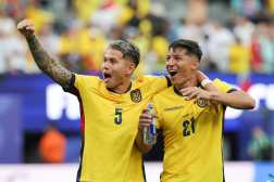 GR5043. NUEVA JERSEY (ESTADOS UNIDOS), 25/06/2026.- Jordy Alcívar (i) y Alan Franco de Ecuador celebran este jueves, al finalizar un partido del grupo E del Mundial de la FIFA 2026 entre Ecuador y Alemania en el estadio MetLife de Nueva Jersey (Estados Unidos). EFE/ Sebastiao Moreira
