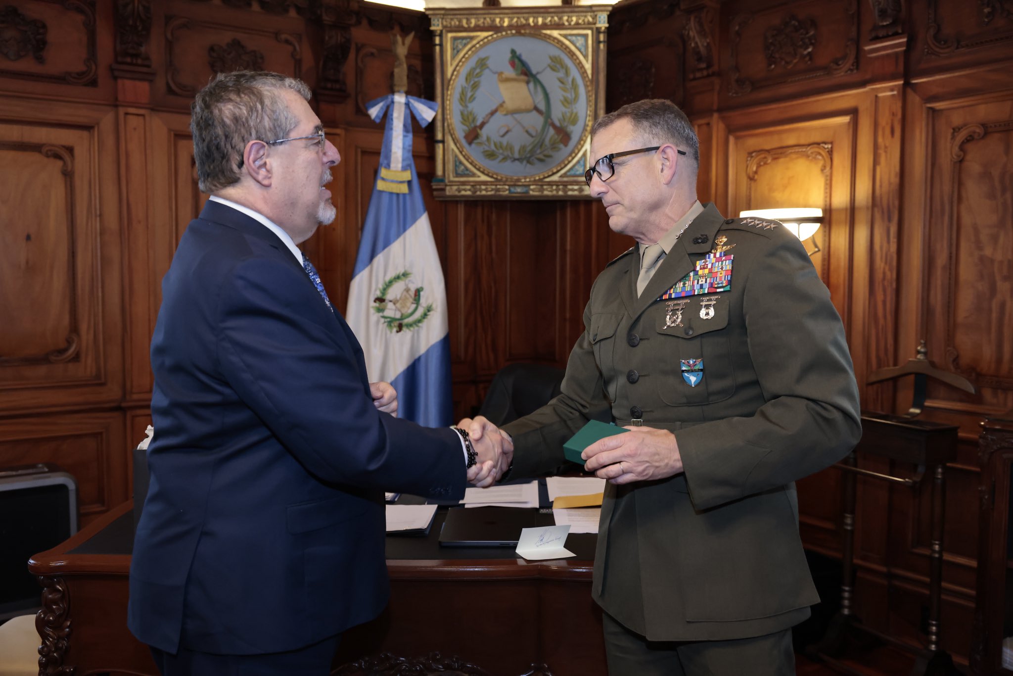 Bernardo Arévalo y el general Francis L. Donovan estrechan la mano durante reunión sobre cooperación en seguridad y combate al narcotráfico.