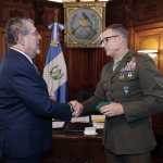 Bernardo Arévalo y el general Francis L. Donovan estrechan la mano durante reunión sobre cooperación en seguridad y combate al narcotráfico.