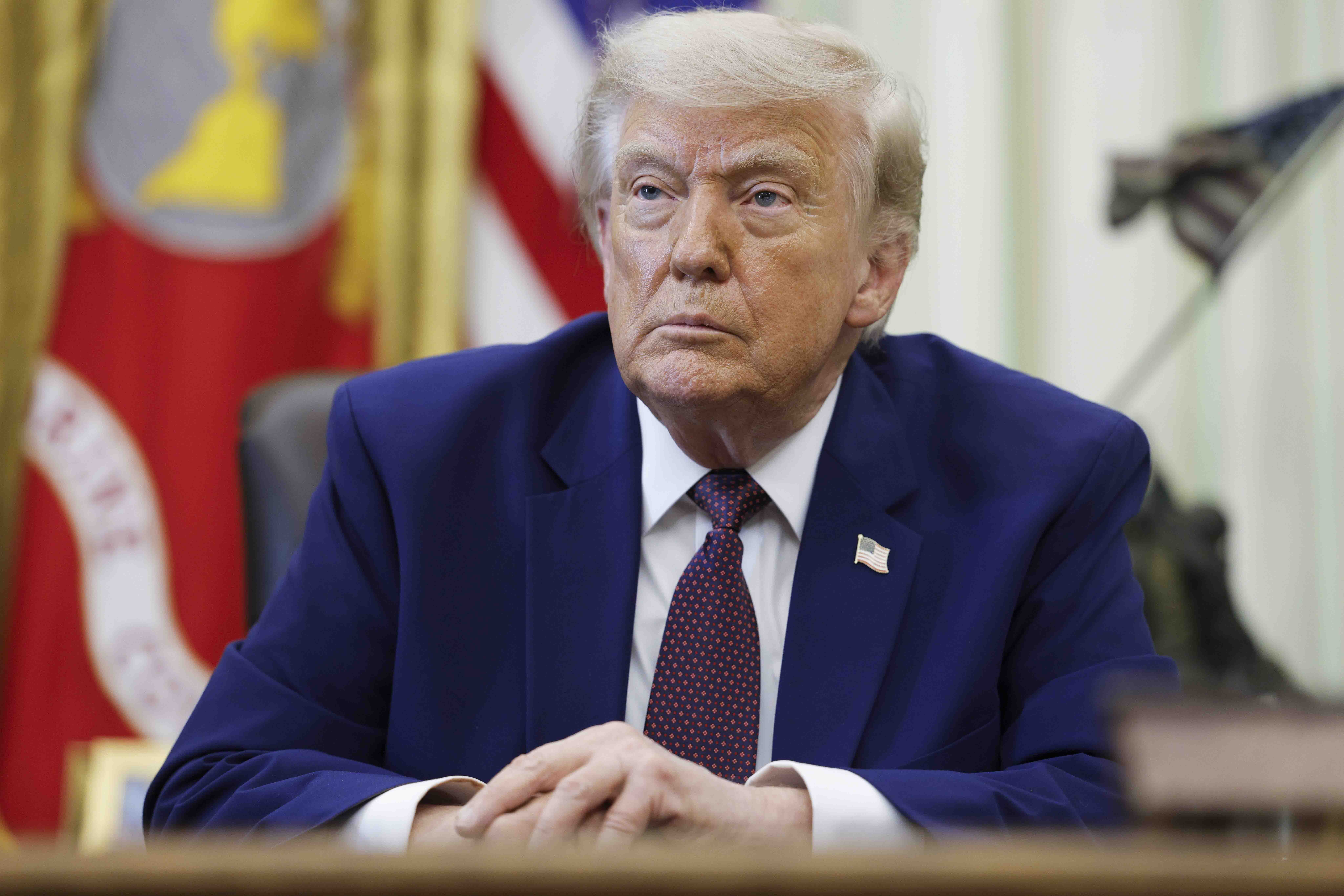 El presidente estadounidense Donald Trump firma órdenes ejecutivas en la Casa Blanca.