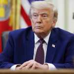 El presidente estadounidense Donald Trump firma órdenes ejecutivas en la Casa Blanca.