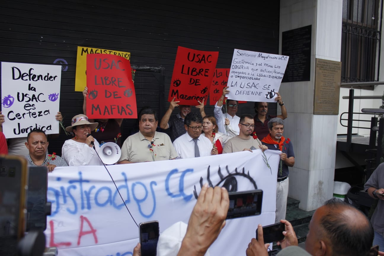 Protesta frente a la CC por proceso de elección de rector de la Usac