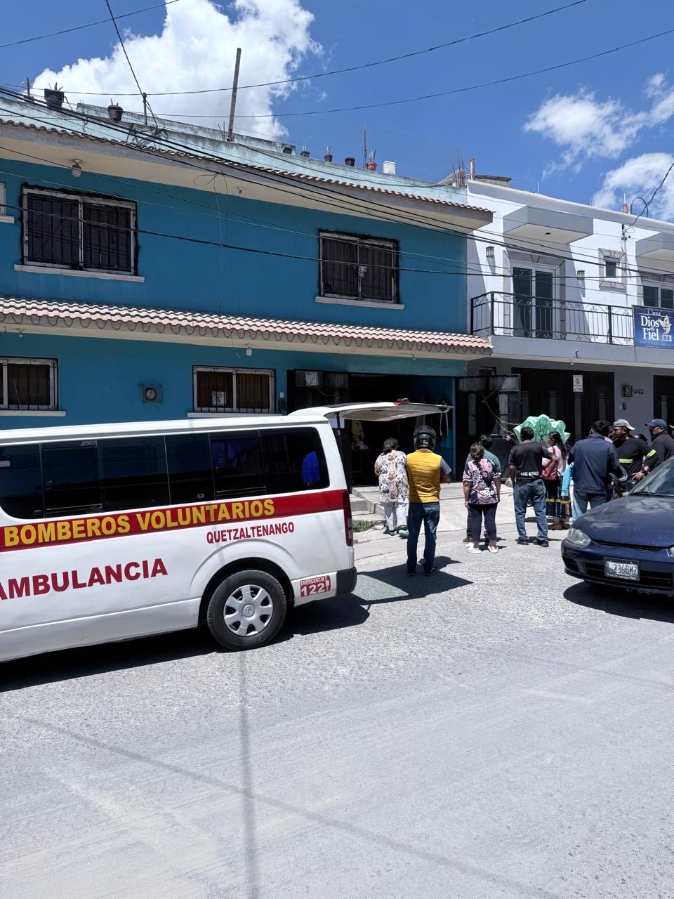 Autoridades resguardan la escena donde murió Michelle Barreno, de 33 años, tras un ataque armado registrado en la zona 10 de Quetzaltenango.