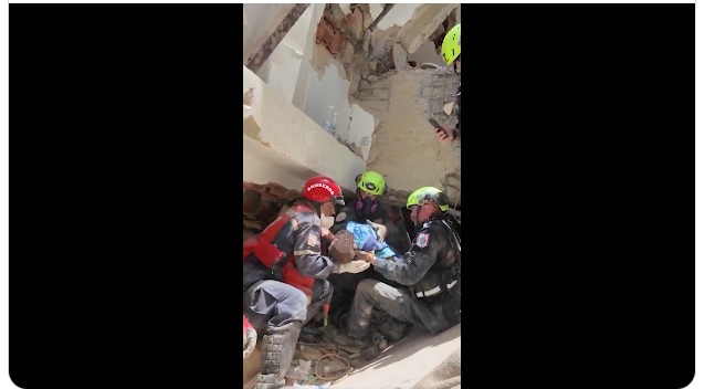 Socorristas estadounidenses rescatan con vida a Juan David Trujillo, un bebé de 18 días, y a su madre, Dayana, tras permanecer tres días atrapados bajo los escombros de un edificio que colapsó por los terremotos que sacudieron Venezuela. (Foto Prensa Libre: Captura de pantalla)