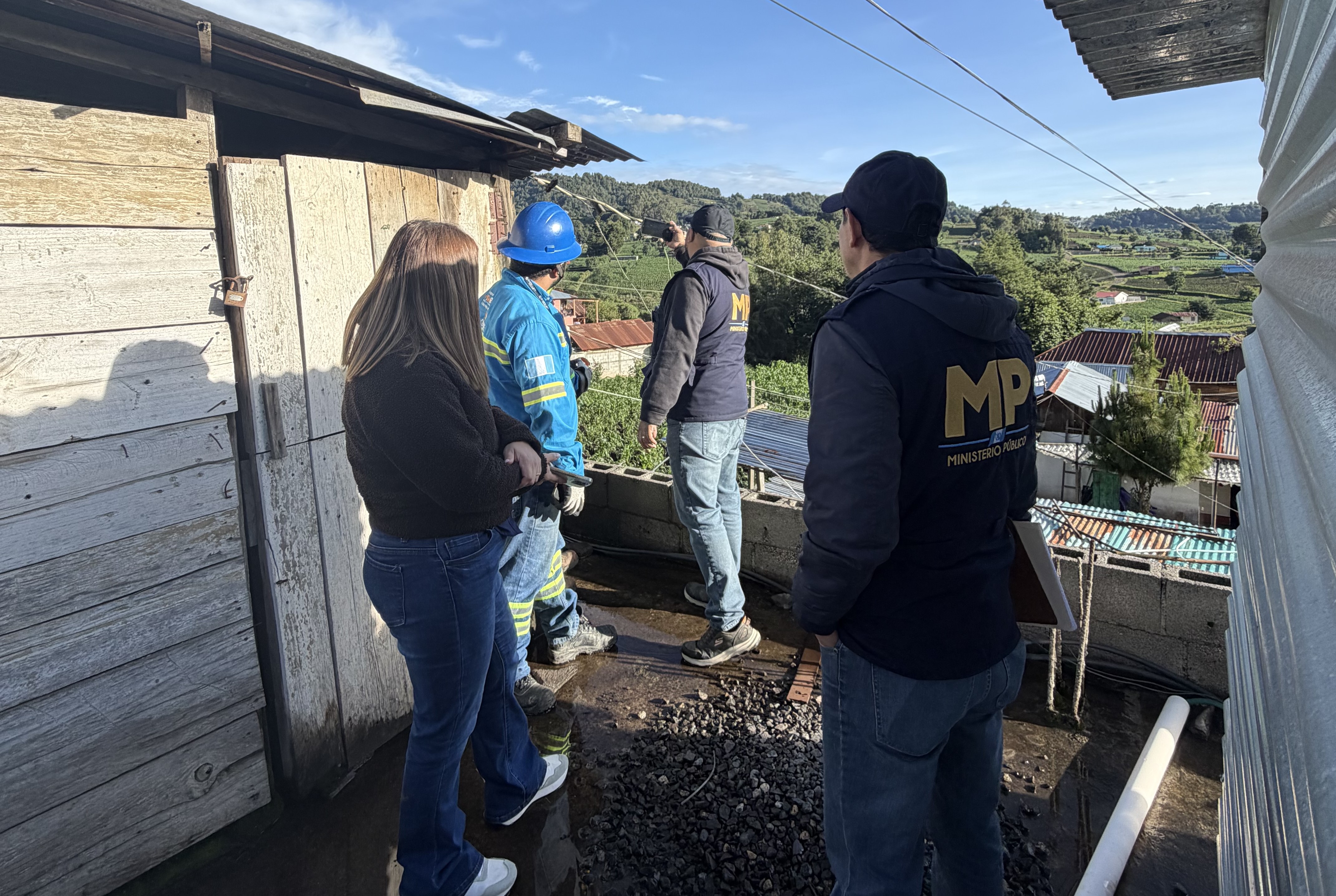 Autoridades efectúan un allanamiento en el caserío La Gomera, aldea Santa Rosa, San Lorenzo, San Marcos, donde fue capturado un hombre, señalado de hurto mediante conexiones ilegales, según Energuate. (Foto Prensa Libre: Cortesía Energuate)