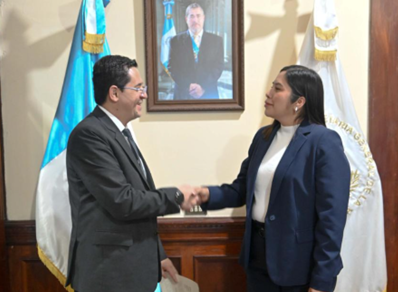 Susana Cojón es juramentada como viceministra Administrativa y Financiera del Ministerio de Salud. (Foto Prensa Libre: Ministerio de Salud) 