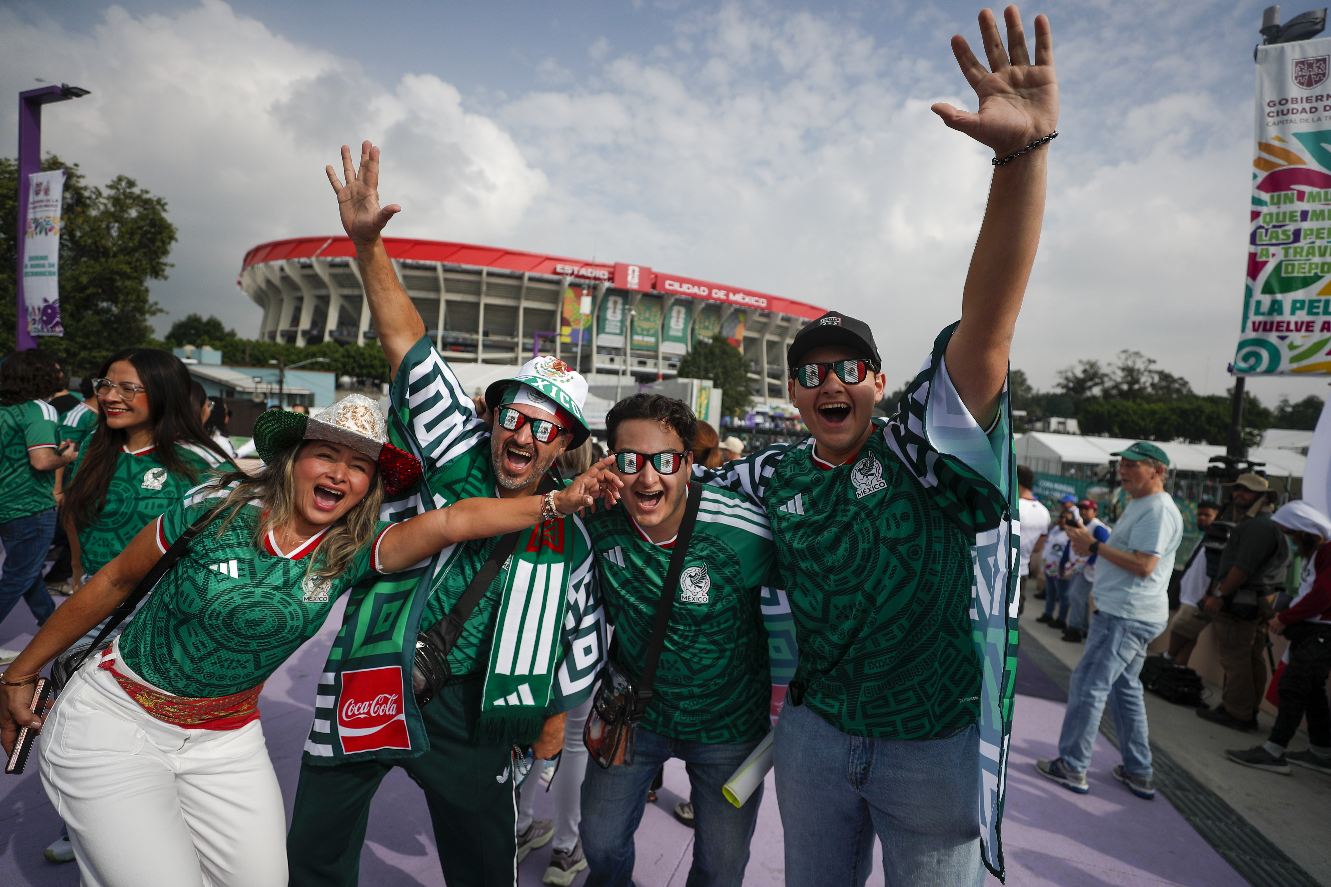 Aficionados animan previo a la inauguración del Mundial de la FIFA 2026.(Foto Prensa Libre: EFE).