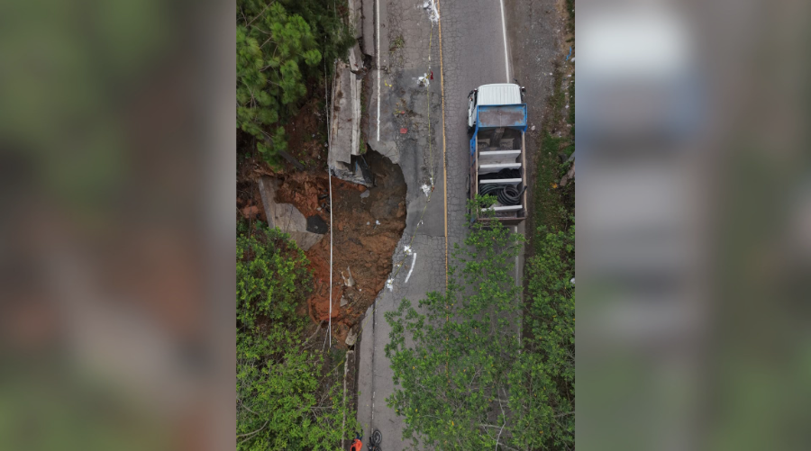 Socavamiento en kilómetro 132.5 de la ruta RN-17 en San Jerónimo, Baja Verapaz por lluvias en Guatemala.