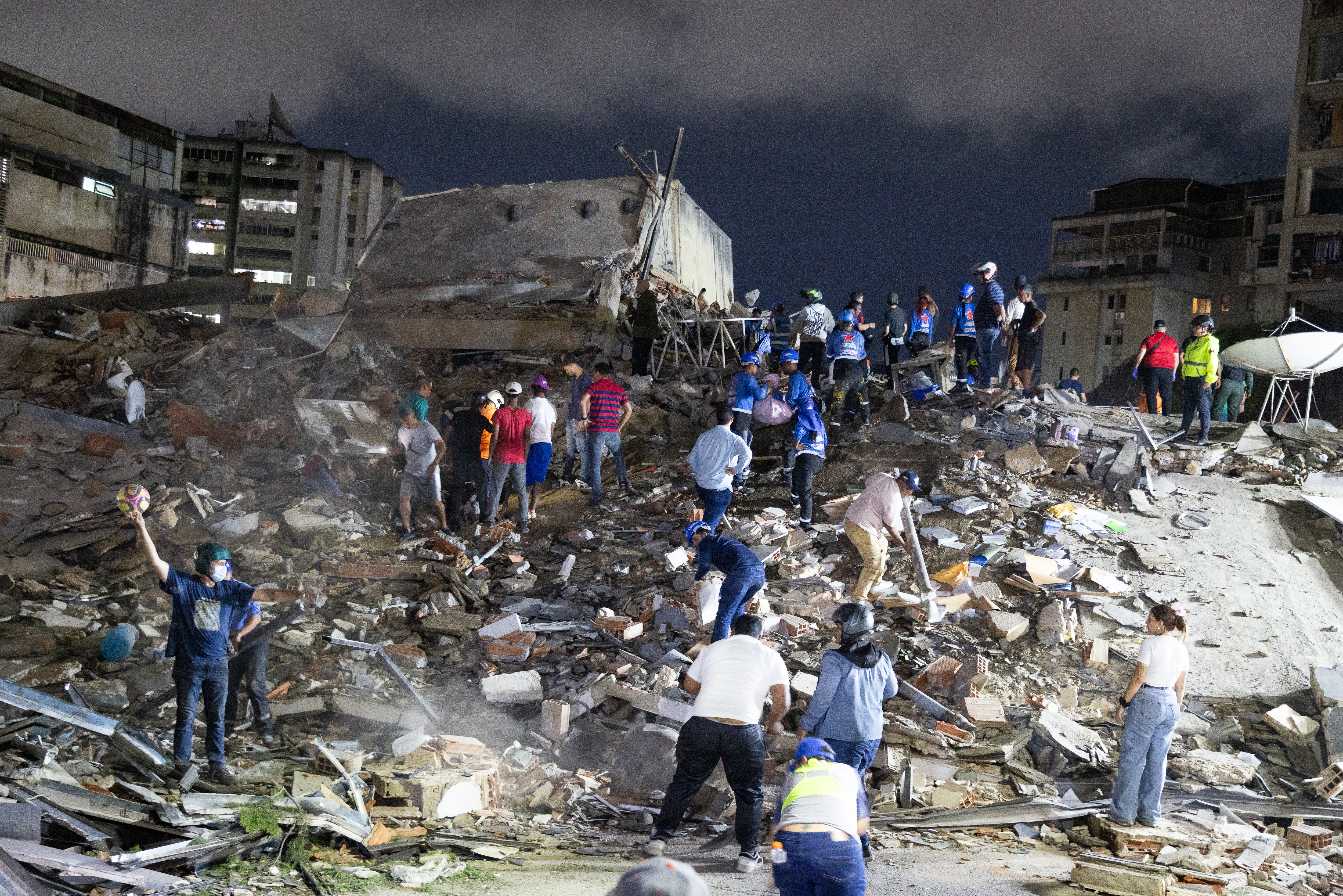 AME4155. CARACAS (VENEZUELA), 24/06/2026.- Integrantes de cuerpos de emergencia buscan víctimas este miércoles, luego de dos fuertes terremotos que sacudieron el Caribe venezolano en Caracas (Venezuela). El principal fue un sismo de magnitud 7,5, informó el sistema oficial de alerta de tsunamis de Estados Unidos. EFE/ Rayner Peña