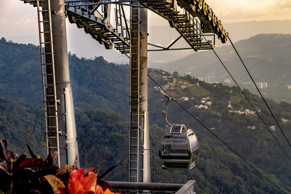 El proyecto del teleférico entre el Aeropuerto La Aurora y Antigua Guatemala avanzará a una nueva fase de estudios que analizará siete aspectos clave para determinar si la obra es técnica, ambiental y financieramente viable. (Foto, Prensa Libre: ShutterStock)