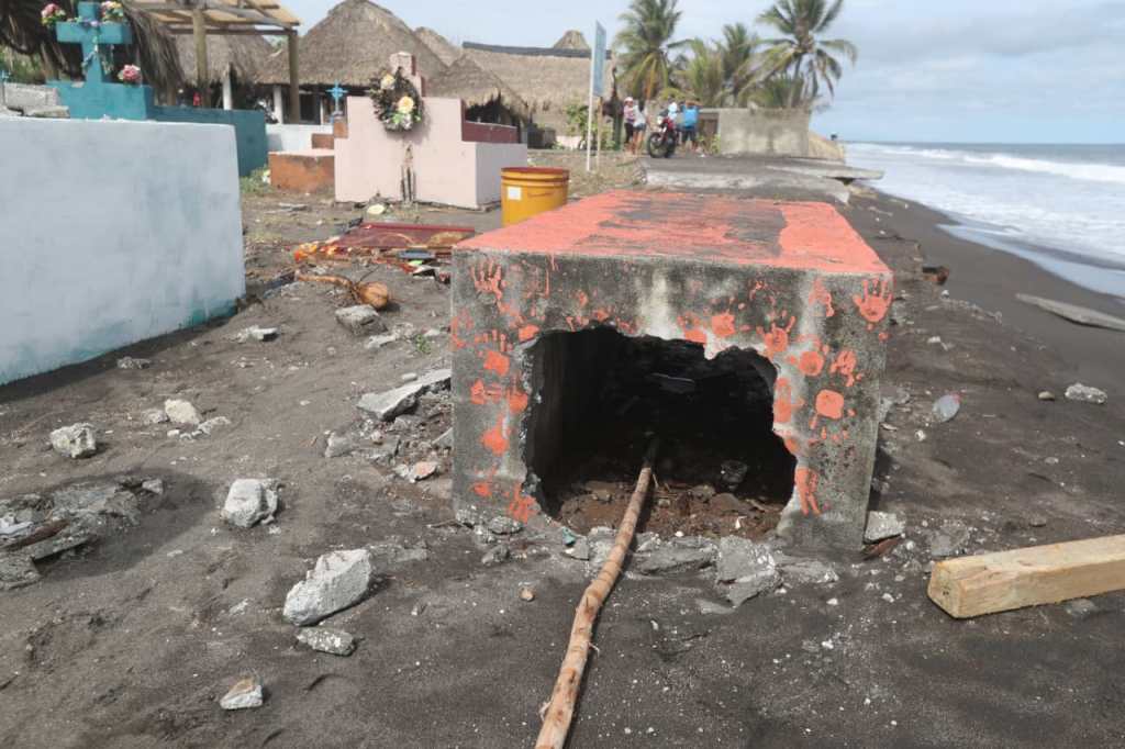 Empty niche in the El Conacaste cemetery, Iztapa, affected by erosion and waves associated with Storm Cristina.