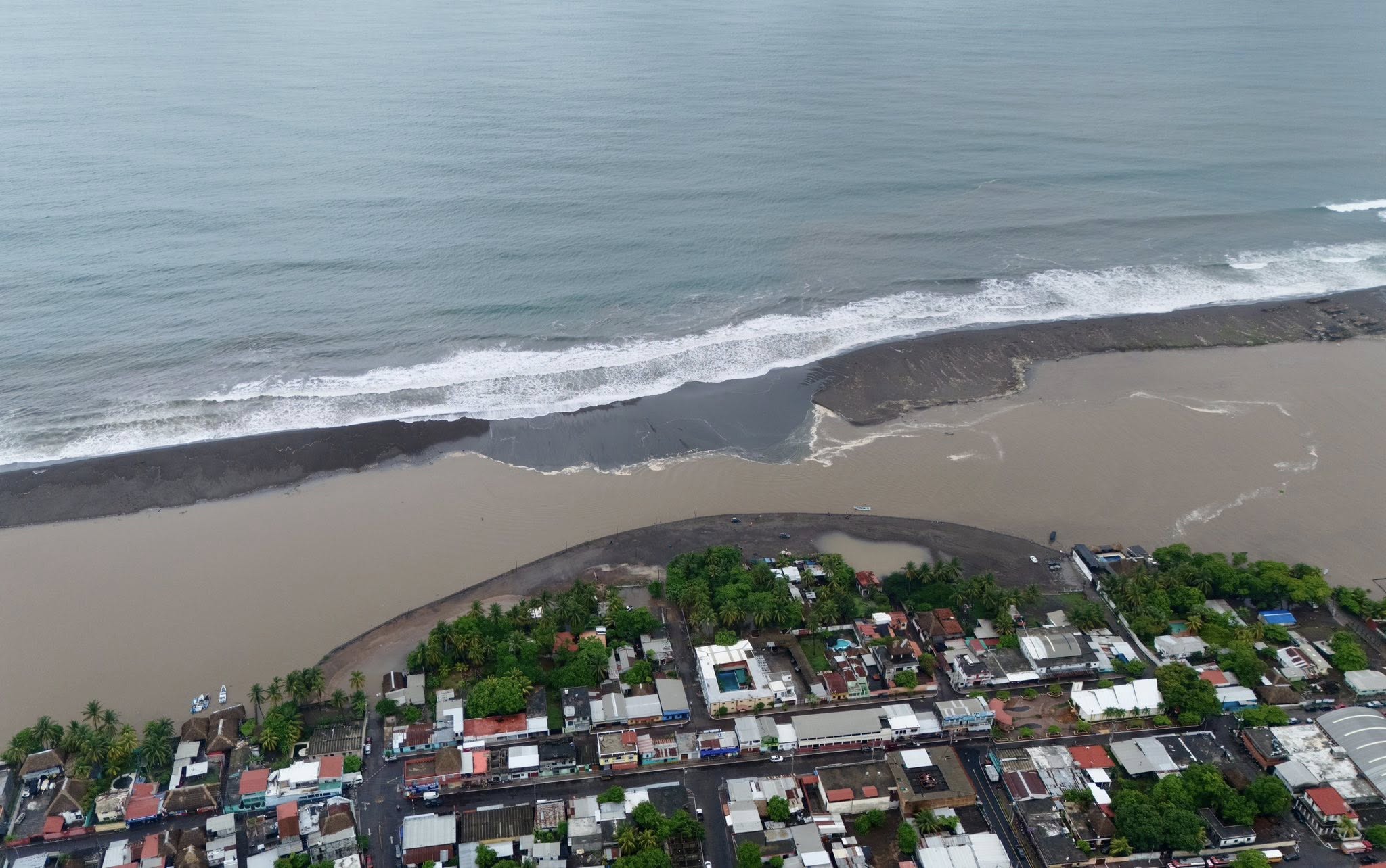 Vista aérea de Iztapa, Escuintla, donde autoridades monitorean el nivel del mar tras los efectos de la tormenta Cristina y el fuerte oleaje en la costa del Pacífico.