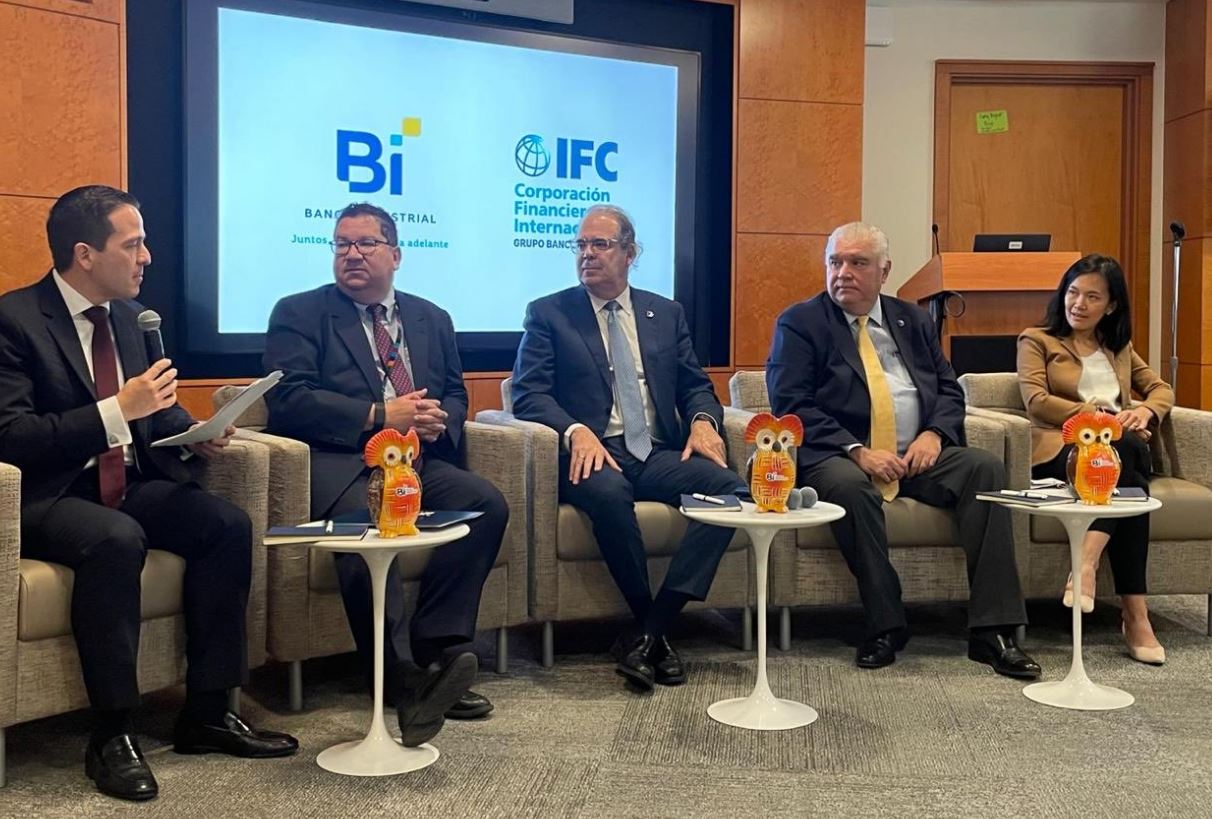 En las instalaciones de la Corporación Financiera Internacional (IFC) en Washington, D.C., se llevó a cabo el foro “El sector privado como catalizador de soluciones” en la cual participaron como expositores José Miguel Torrebiarte, presidente de Fundesa (centro) y Carlos Arias Bouscayrol presidente del Cacif (segundo a la derecha). (Foto Prensa Libre: Cortesía Fundesa)