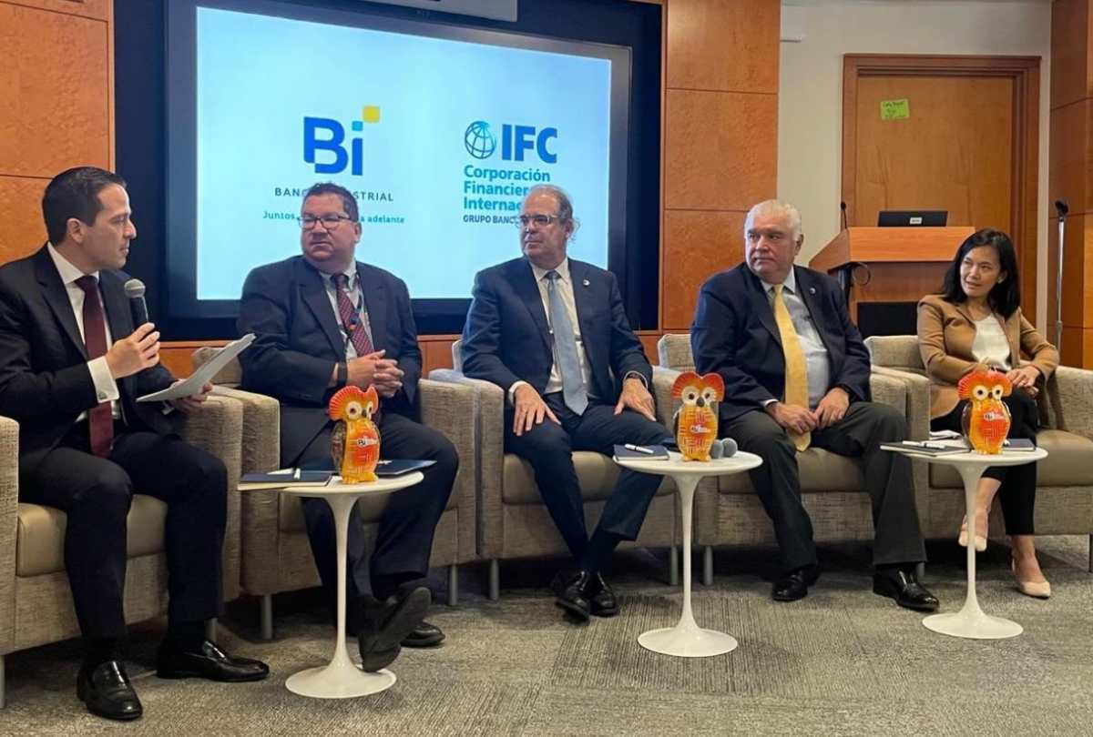 En las instalaciones de la Corporación Financiera Internacional (IFC) en Washington, D.C., se llevó a cabo el foro “El sector privado como catalizador de soluciones” en la cual participaron como expositores José Miguel Torrebiarte, presidente de Fundesa (centro) y Carlos Arias Bouscayrol presidente del Cacif (segundo a la derecha). (Foto Prensa Libre: Cortesía Fundesa)
