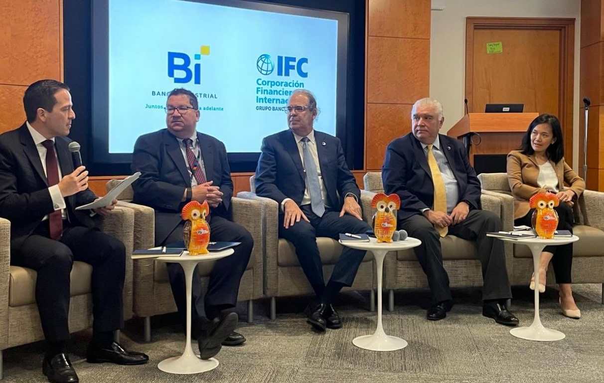 En las instalaciones de la Corporación Financiera Internacional (IFC) en Washington, D.C., se llevó a cabo el foro “El sector privado como catalizador de soluciones” en la cual participaron como expositores José Miguel Torrebiarte, presidente de Fundesa (centro) y Carlos Arias Bouscayrol presidente del Cacif (segundo a la derecha). (Foto Prensa Libre: Cortesía Fundesa)