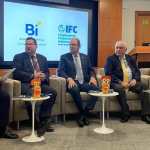En las instalaciones de la Corporación Financiera Internacional (IFC) en Washington, D.C., se llevó a cabo el foro “El sector privado como catalizador de soluciones” en la cual participaron como expositores José Miguel Torrebiarte, presidente de Fundesa (centro) y Carlos Arias Bouscayrol presidente del Cacif (segundo a la derecha). (Foto Prensa Libre: Cortesía Fundesa)