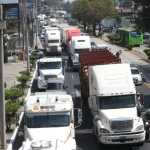 Transporte de carga unidades circulando en la carretra