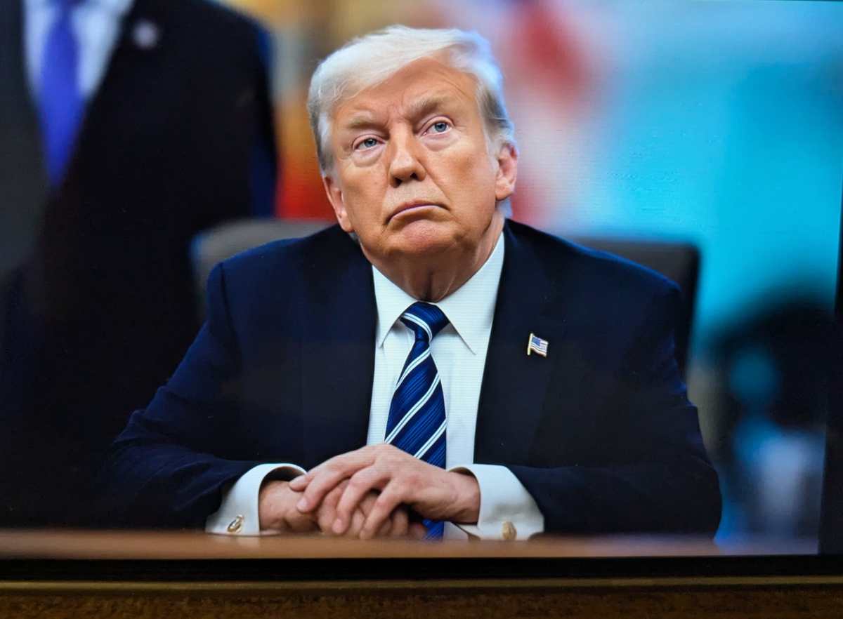 La razón por la que Trump se quitó el micrófono y terminó ab
