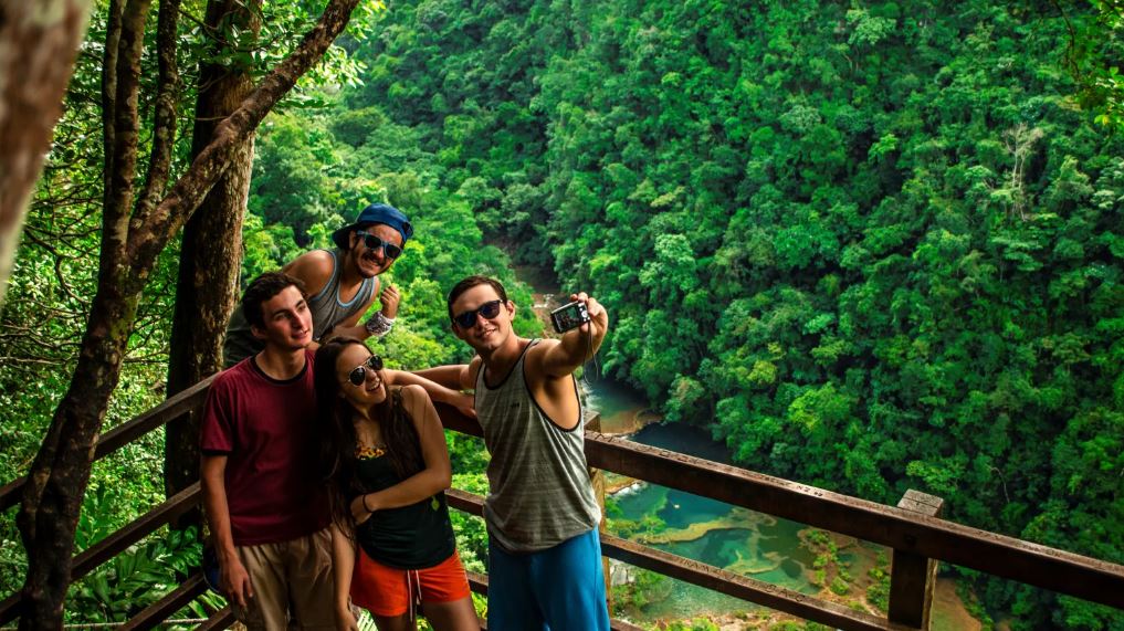 Turistas tomándose foto en el mirador de Semuc Champey Guatemala