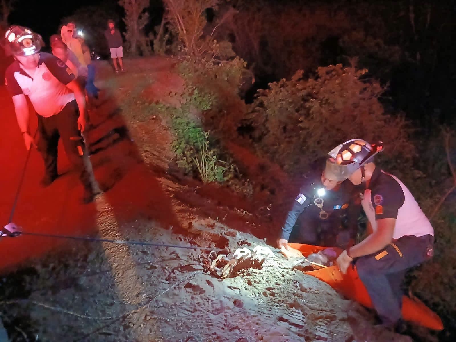 Vehículo cae a barranco Sanarate El Progreso