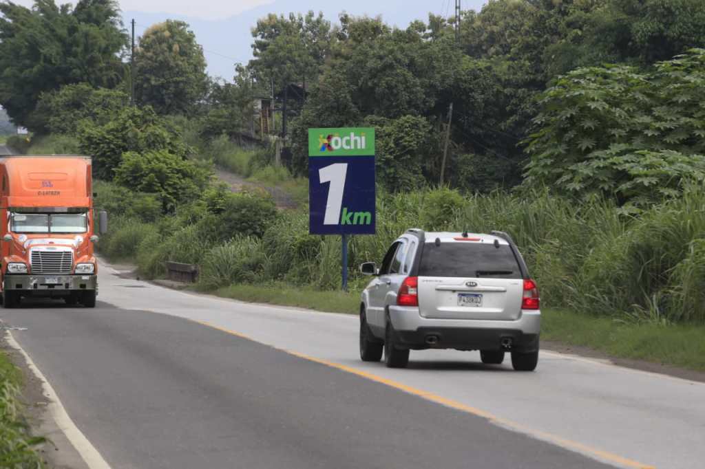 Light vehicle and trailer circulate on the Xochi highway on the South Coast