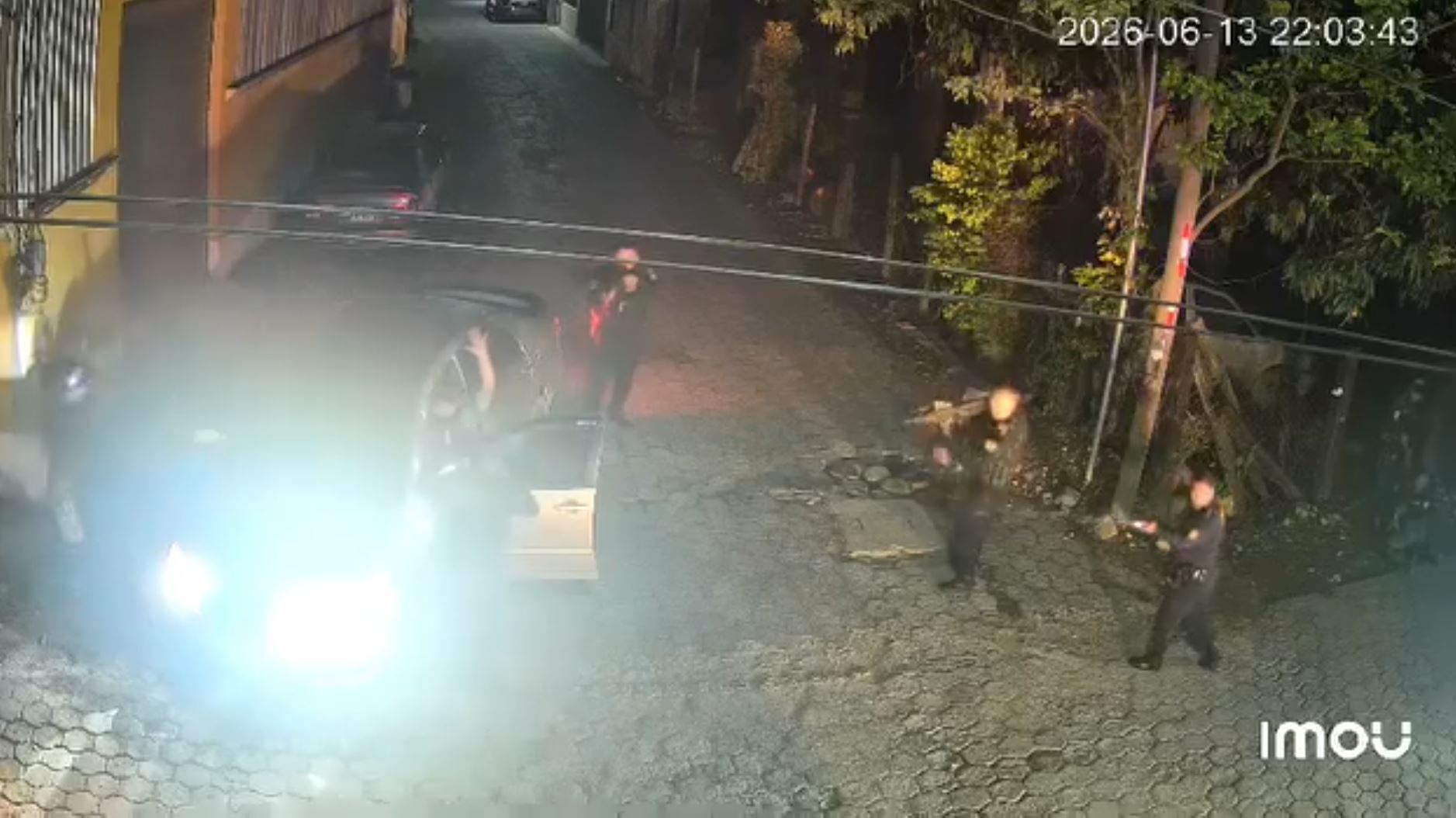 Captura de pantalla del video que muestra el ataque armado contra agentes de la PNC en Morales, Izabal.