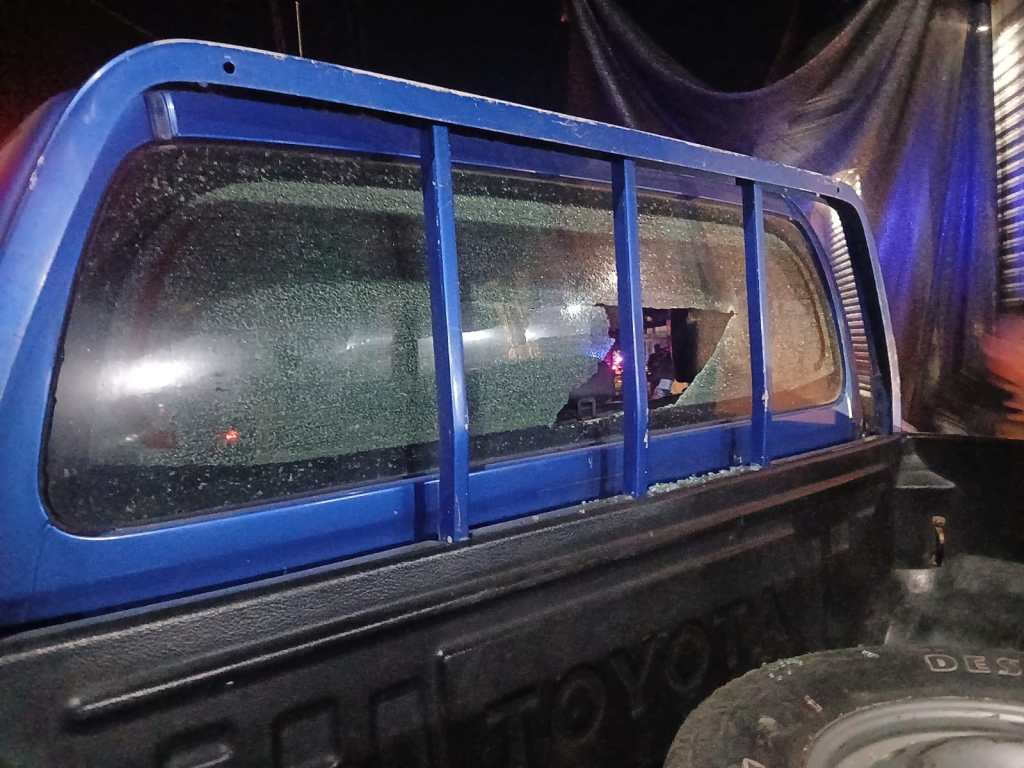 Broken rear window of a police vehicle due to bullet impact during an operation in Morales, Izabal.