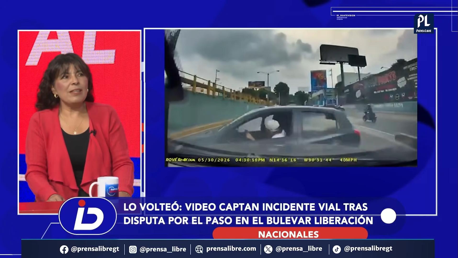 Un video muestra el momento en que dos vehículos hicieron contacto cerca del bulevar Liberación, luego de una disputa por carril que terminó con uno de los automotores arrastrado y detenido en sentido contrario.