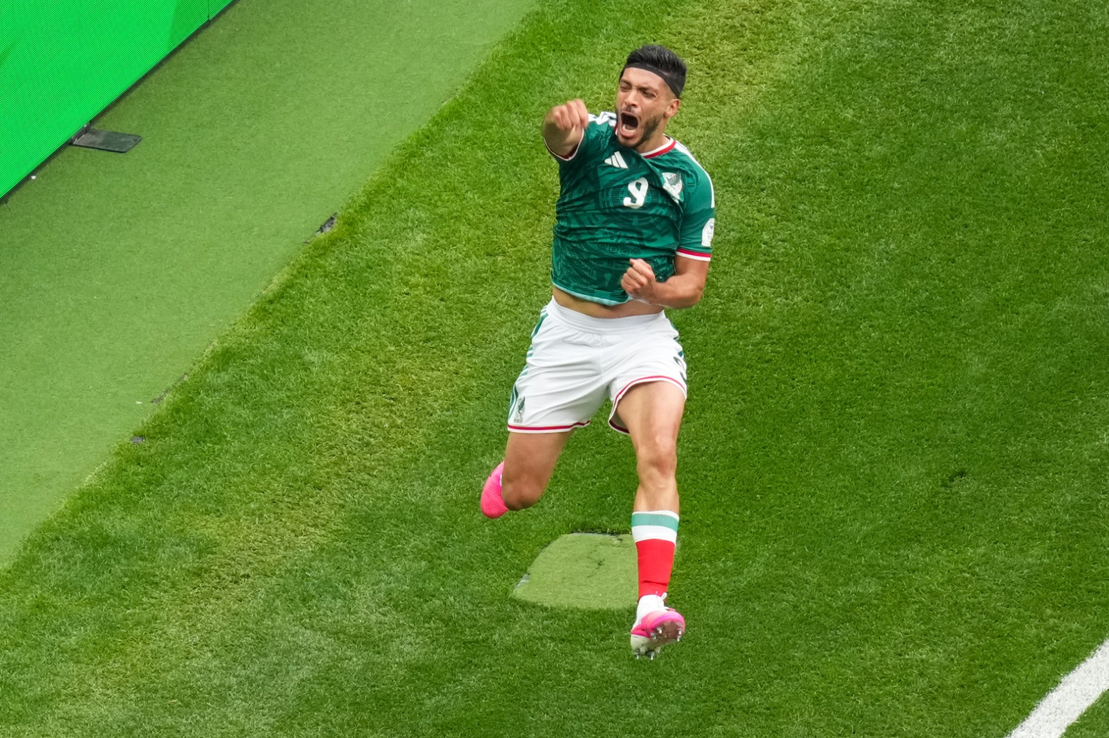 Raúl Alonso Jiménez celebra tras anotar su primer gol en los Mundiales. Foto Prensa Libre: Straffon Image.
