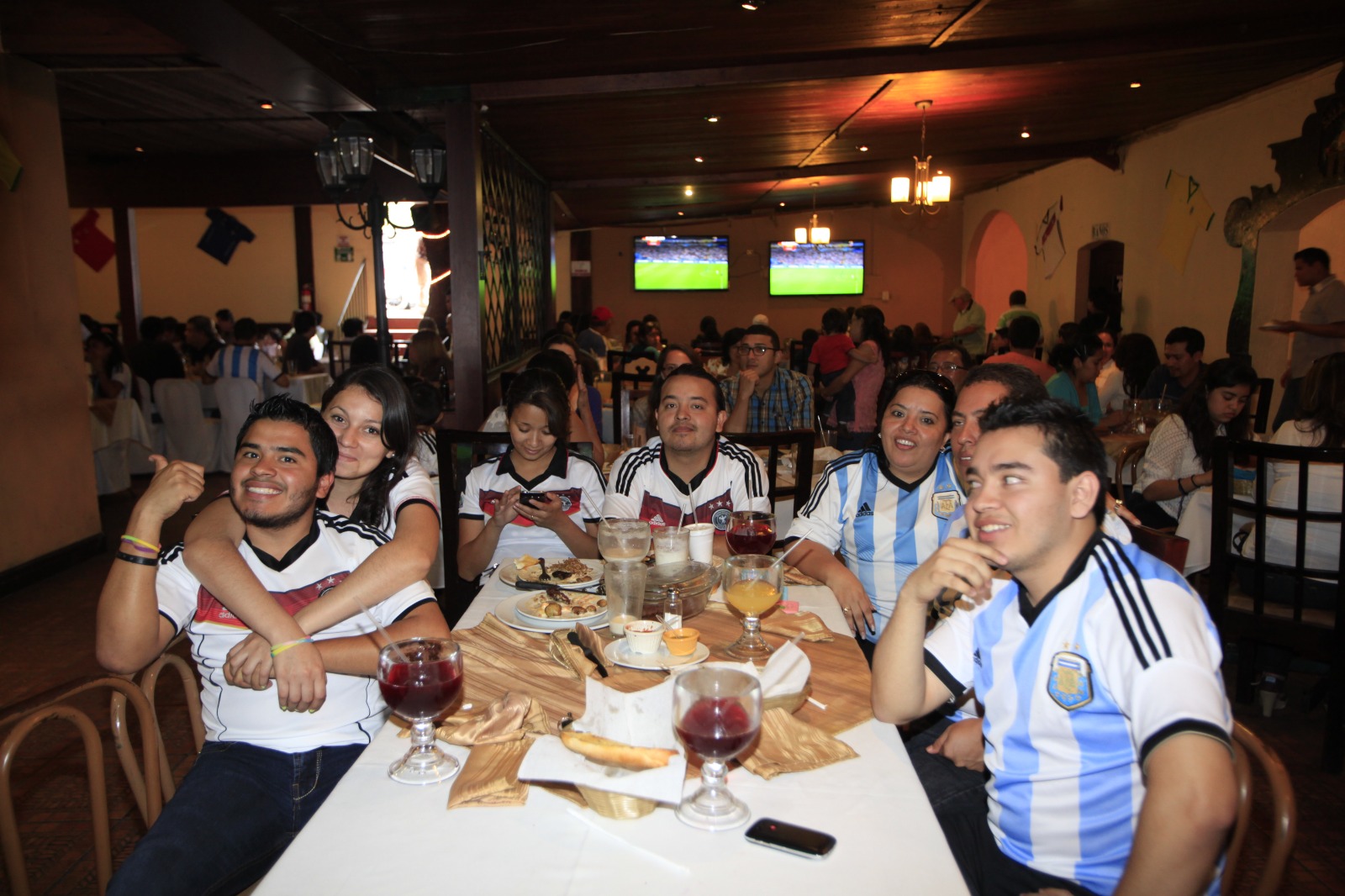 Las gremiales de restaurantes estiman hasta un 35% más de ingresos durante los encuentros deportivos. (Foto Prensa Libre: Hemeroteca PLI