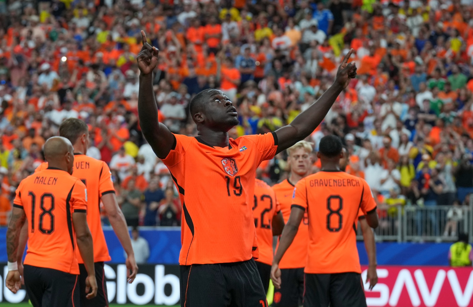 El delantero Brian Brobbey (19) señala al cielo tras anotar en la victoria de Países Bajos por 5-1 sobre Suecia. A su lado, Cody Gakpo (8) y otros compañeros naranjas comparten la alegría en el NRG Stadium de Houston. EFE

