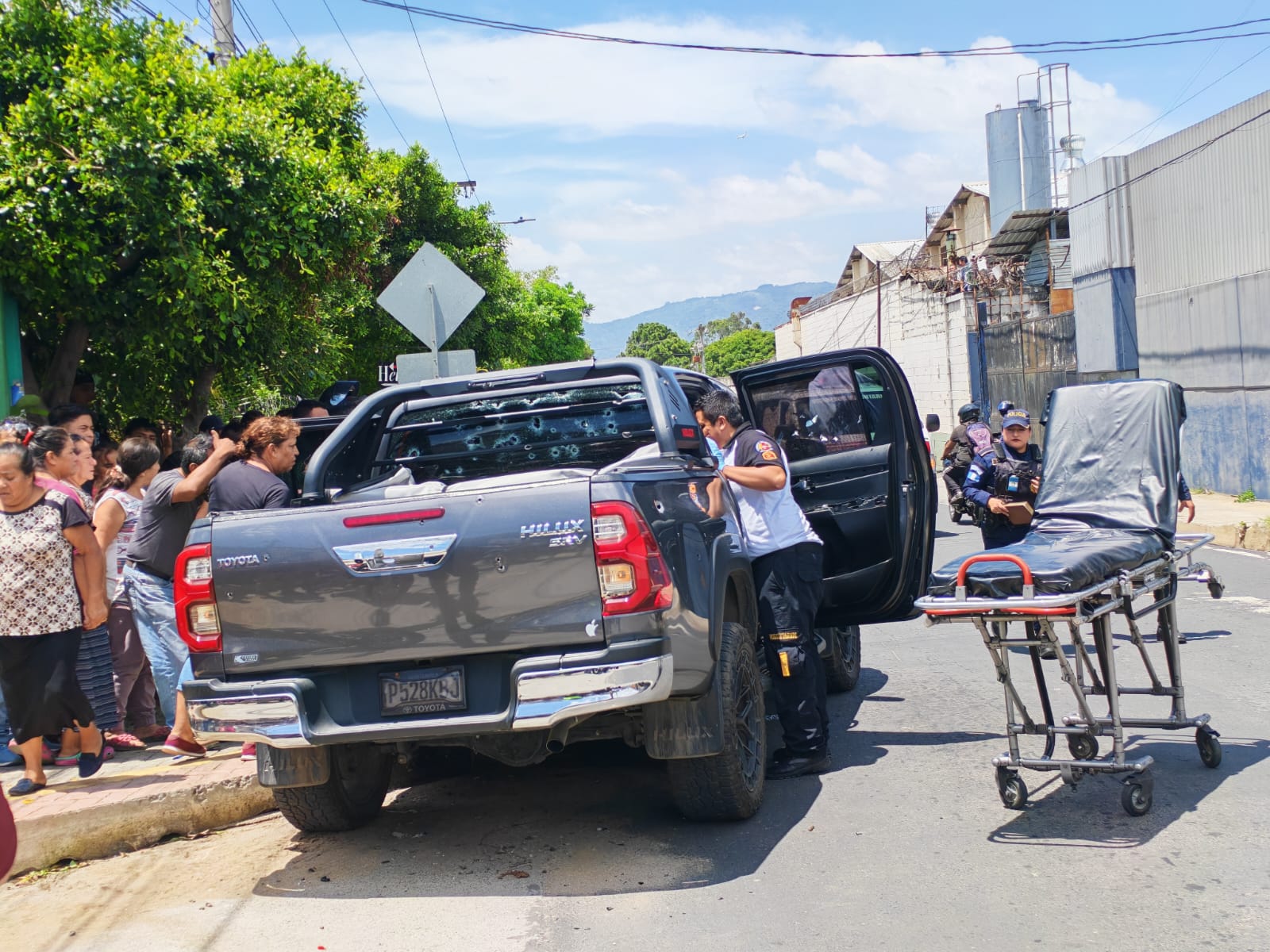 El picop presenta múltiples perforaciones de bala tras el ataque armado registrado en la colonia Mario Alioto, zona 4 de Villa Nueva. (Foto Prensa Libre: CVB)