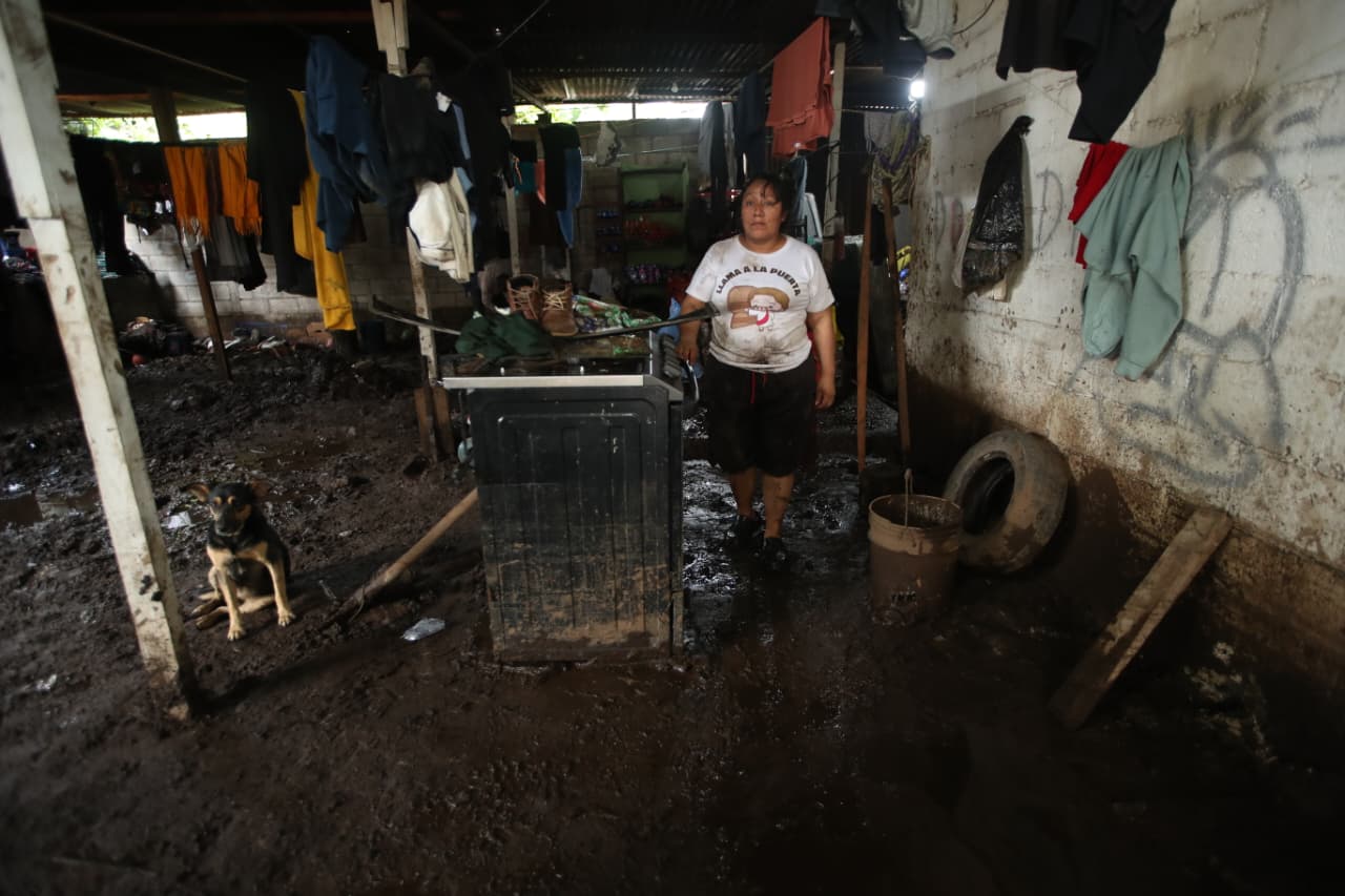 
El lodo cubre gran parte de una vivienda en Los Esclavos, donde decenas de familias continúan la limpieza y cuantifican pérdidas. (Foto Prensa Libre: Esbin García)
