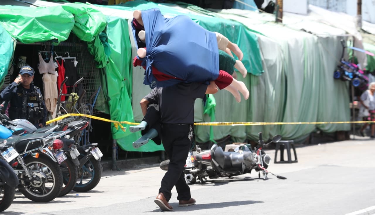 El ataque armado ocurrió en cercanías del mercado La Placita, en la zona 1, donde murieron dos hombres, según la PNC.  (Foto Prensa Libre: Érick Ávila)