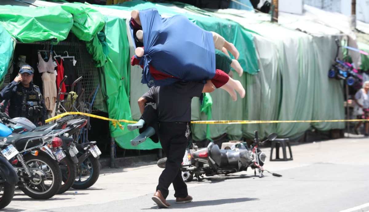 El ataque armado ocurrió en cercanías del mercado La Placita, en la zona 1, donde murieron dos hombres, según la PNC.  (Foto Prensa Libre: Érick Ávila)