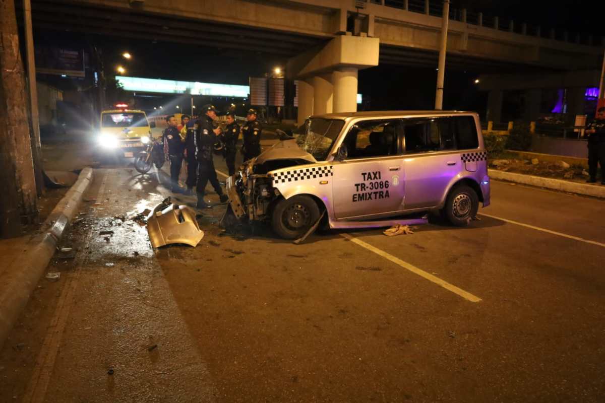 Conductor de taxi huye tras chocar contra un poste en la cal