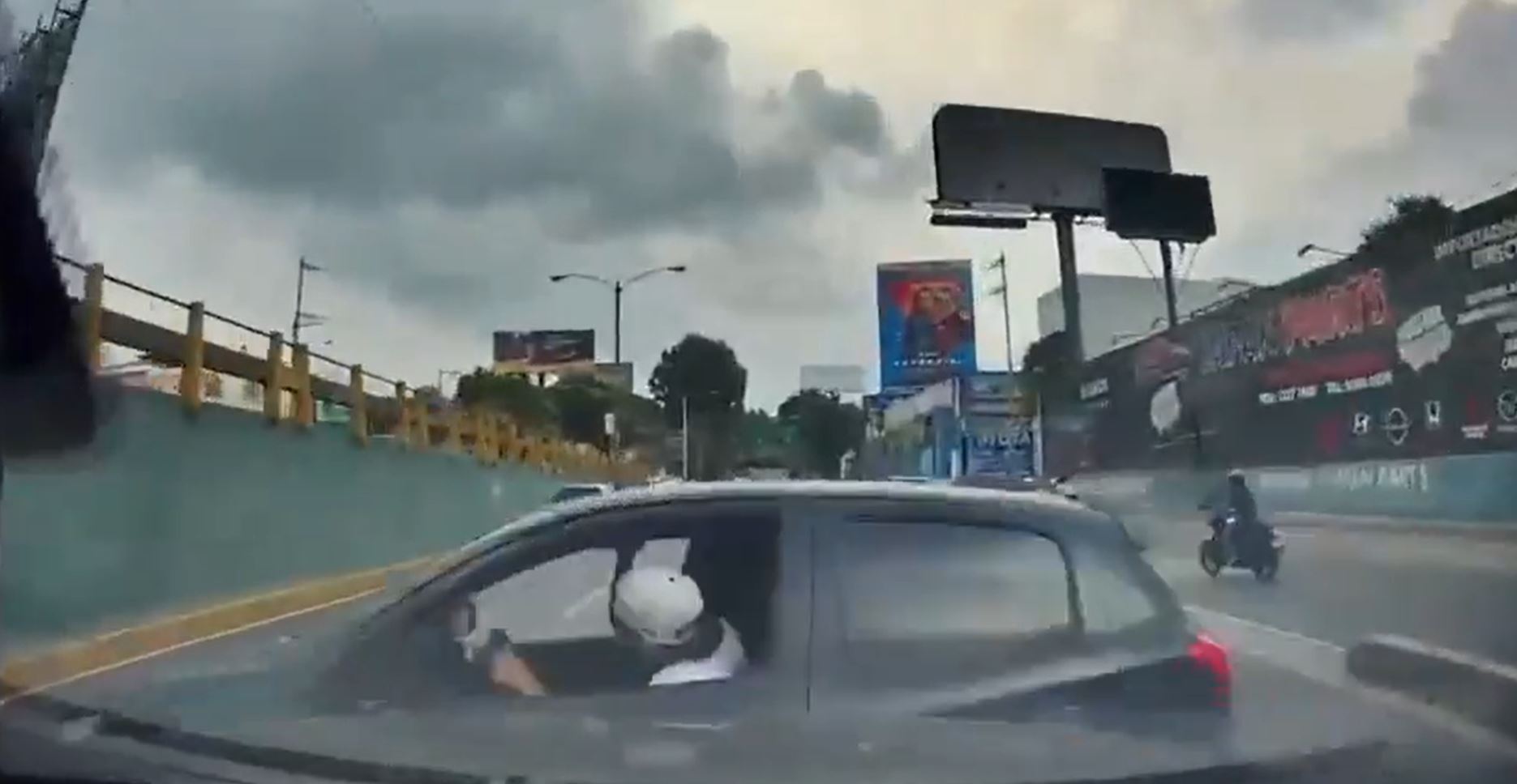 Captura de video del incidente entre dos conductores registrado en el bulevar Liberación, cerca de El Trébol, en Ciudad de Guatemala.