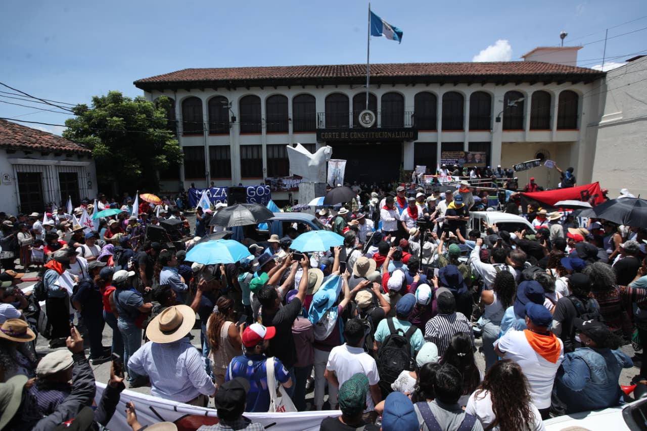 Manifestantes llegan a la Corte de Constitucionalidad para rechazar la reelección de Wálter Mazariegos como rector de la Universidad de San Carlos de Guatemala. (Foto Prensa Libre: Esbin García)